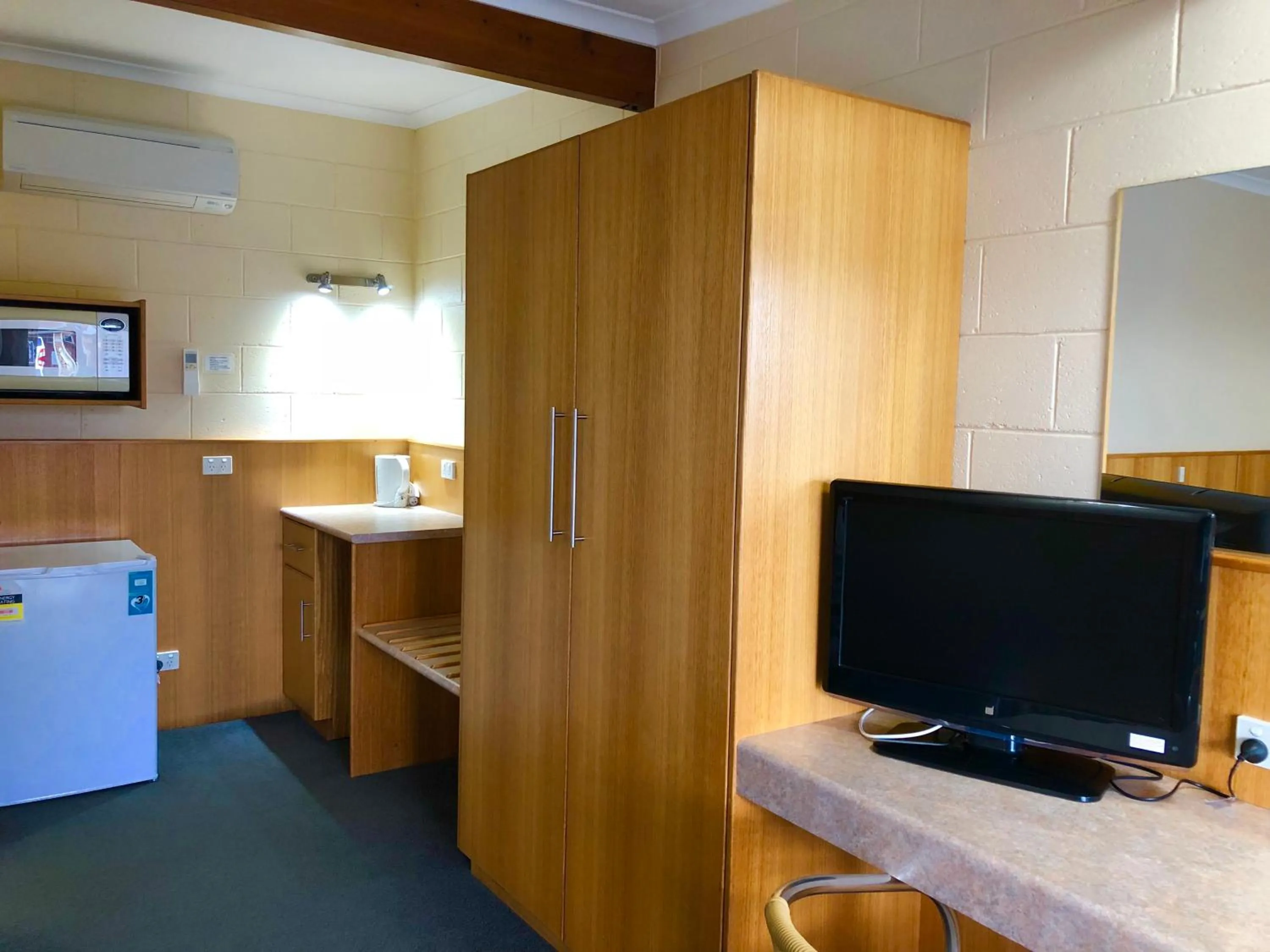 TV and multimedia in Sheffield Motor Inn