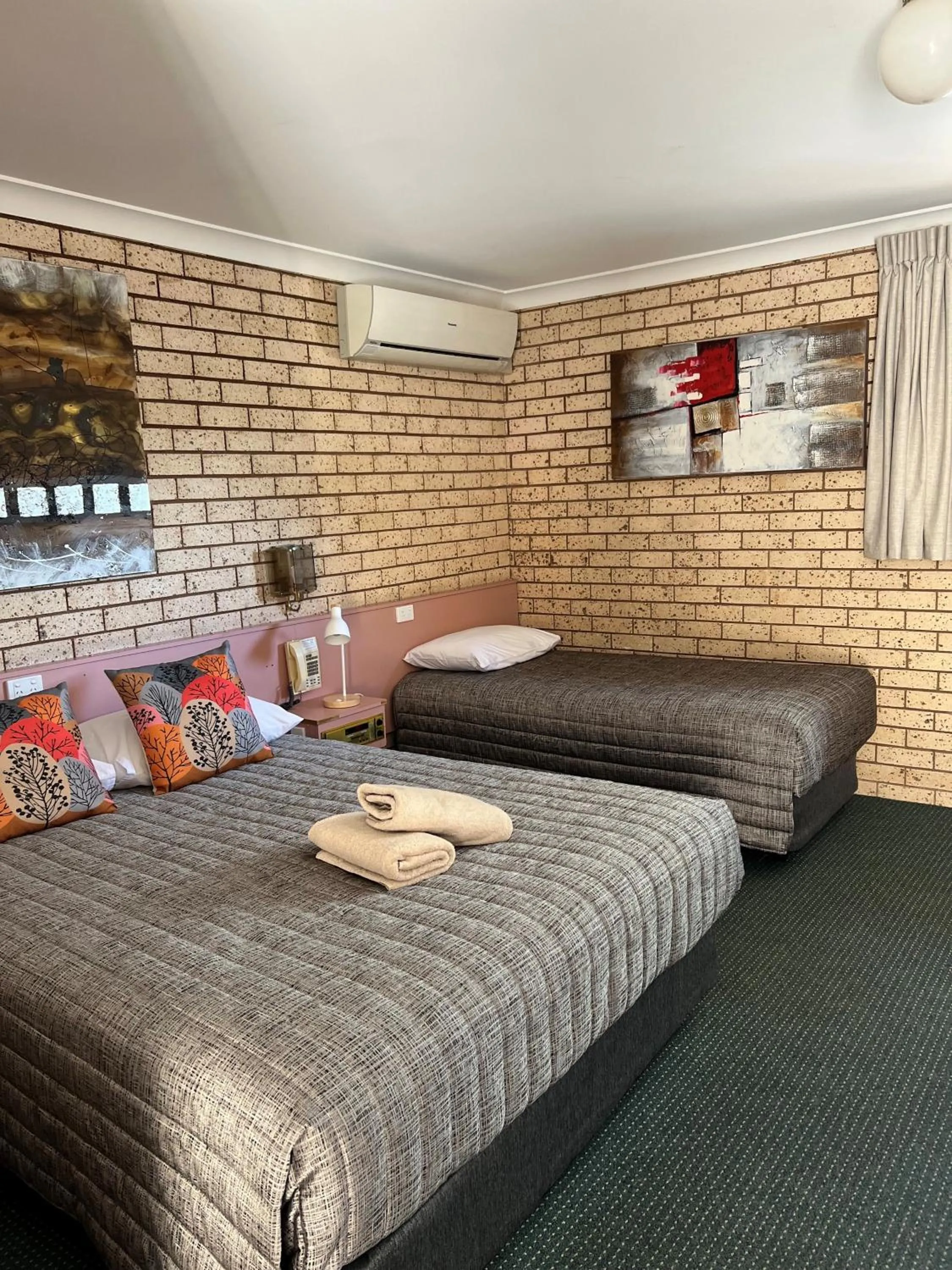 Bed in Alamo Motor Inn