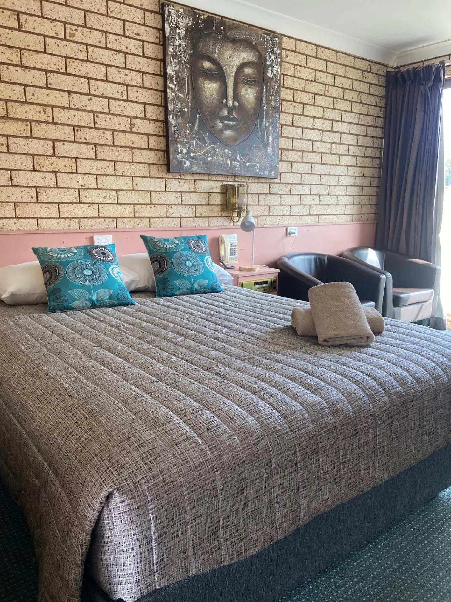 Bed in Alamo Motor Inn