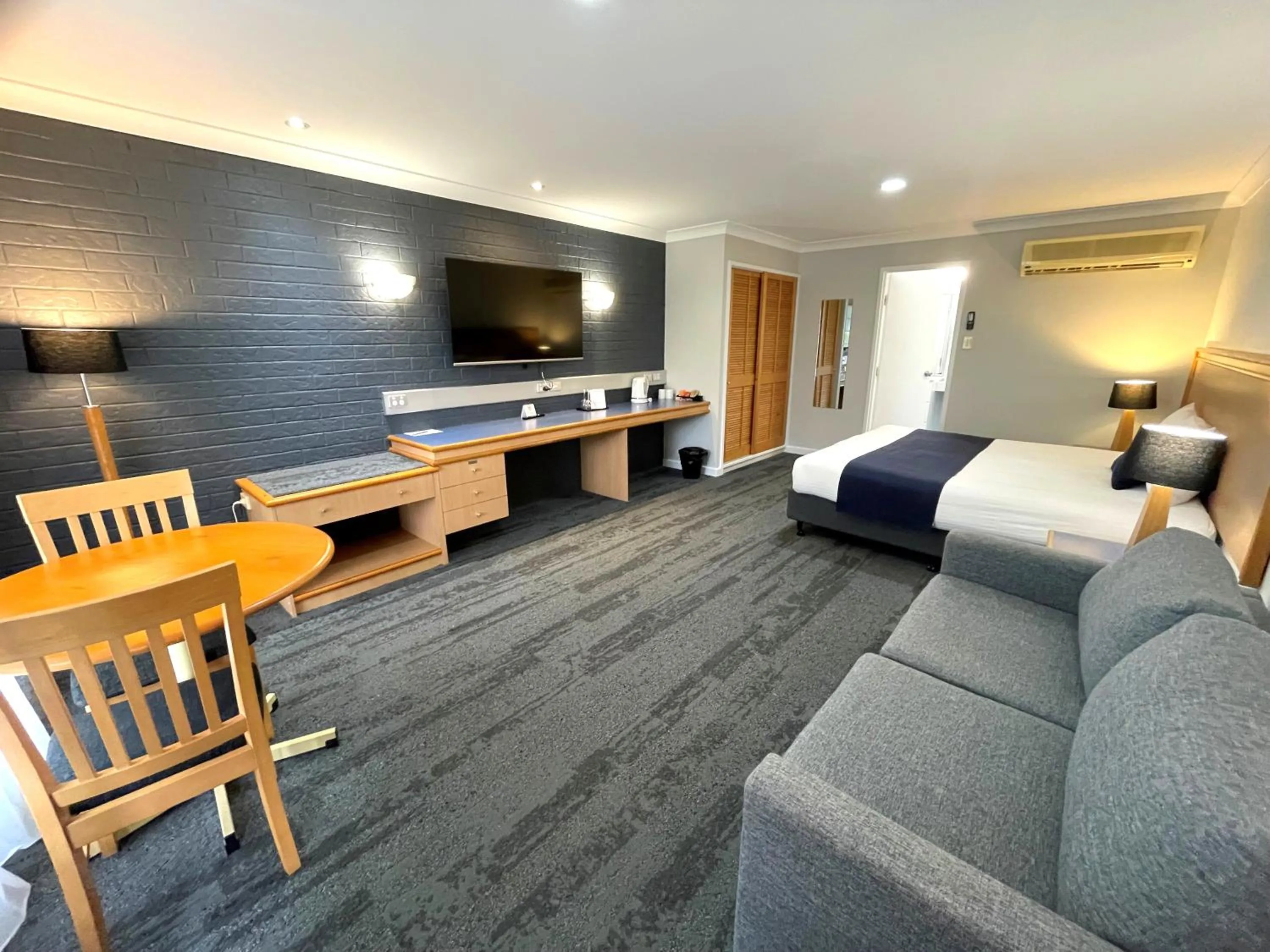 Living room, Bed in Country Motel Ipswich