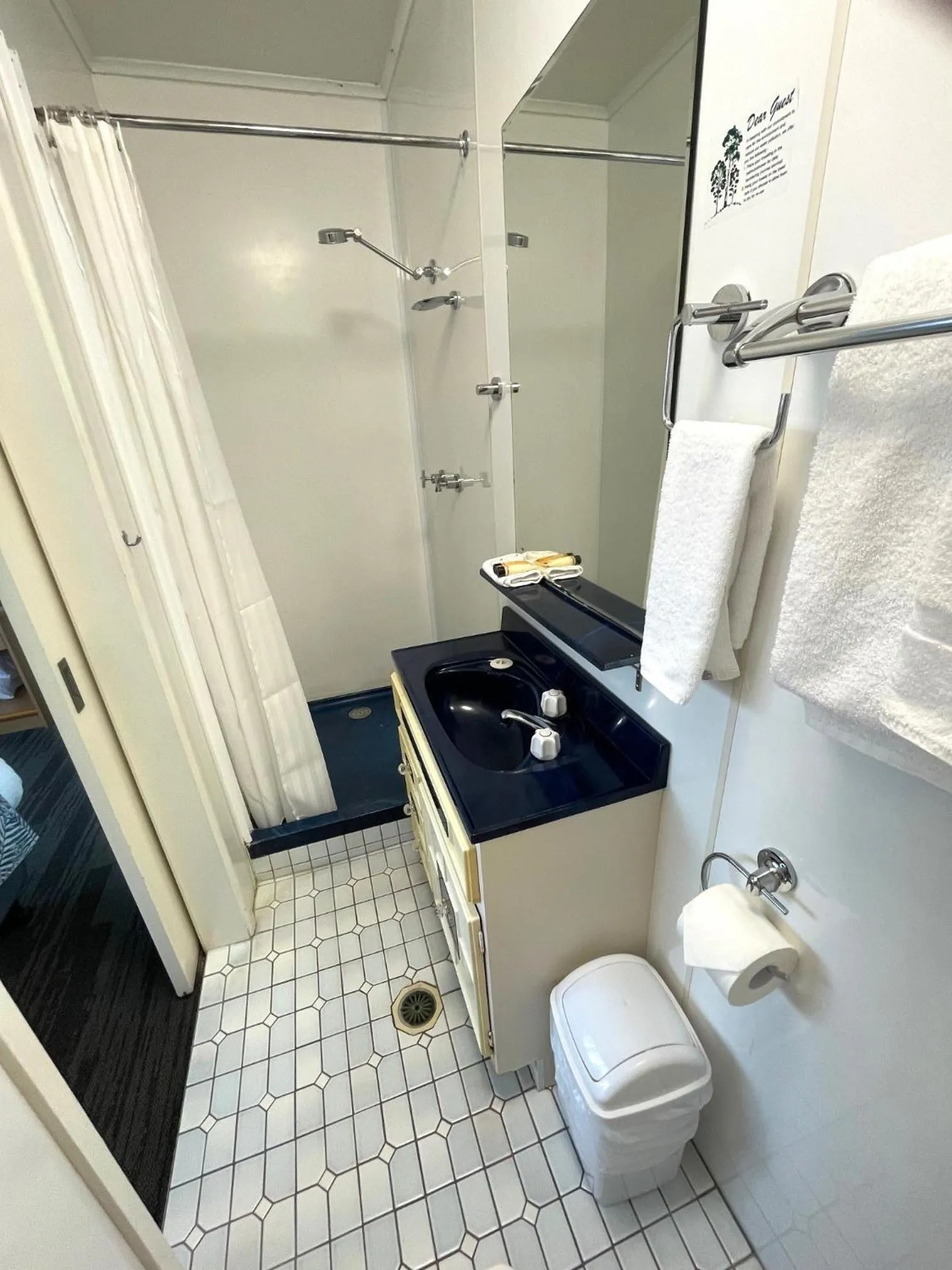 Bathroom in Country Motel Ipswich