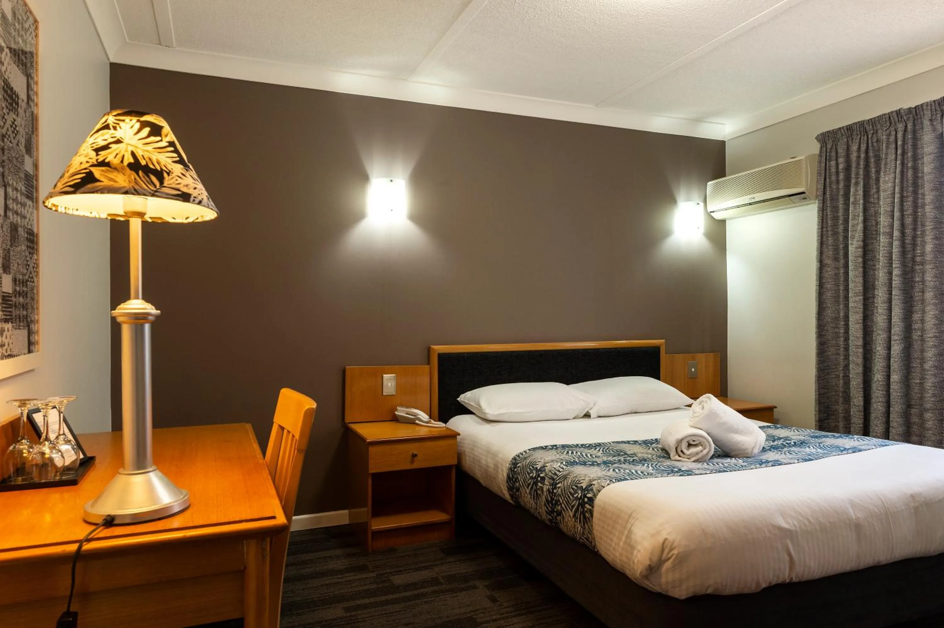 Bedroom, Bed in Country Motel Ipswich