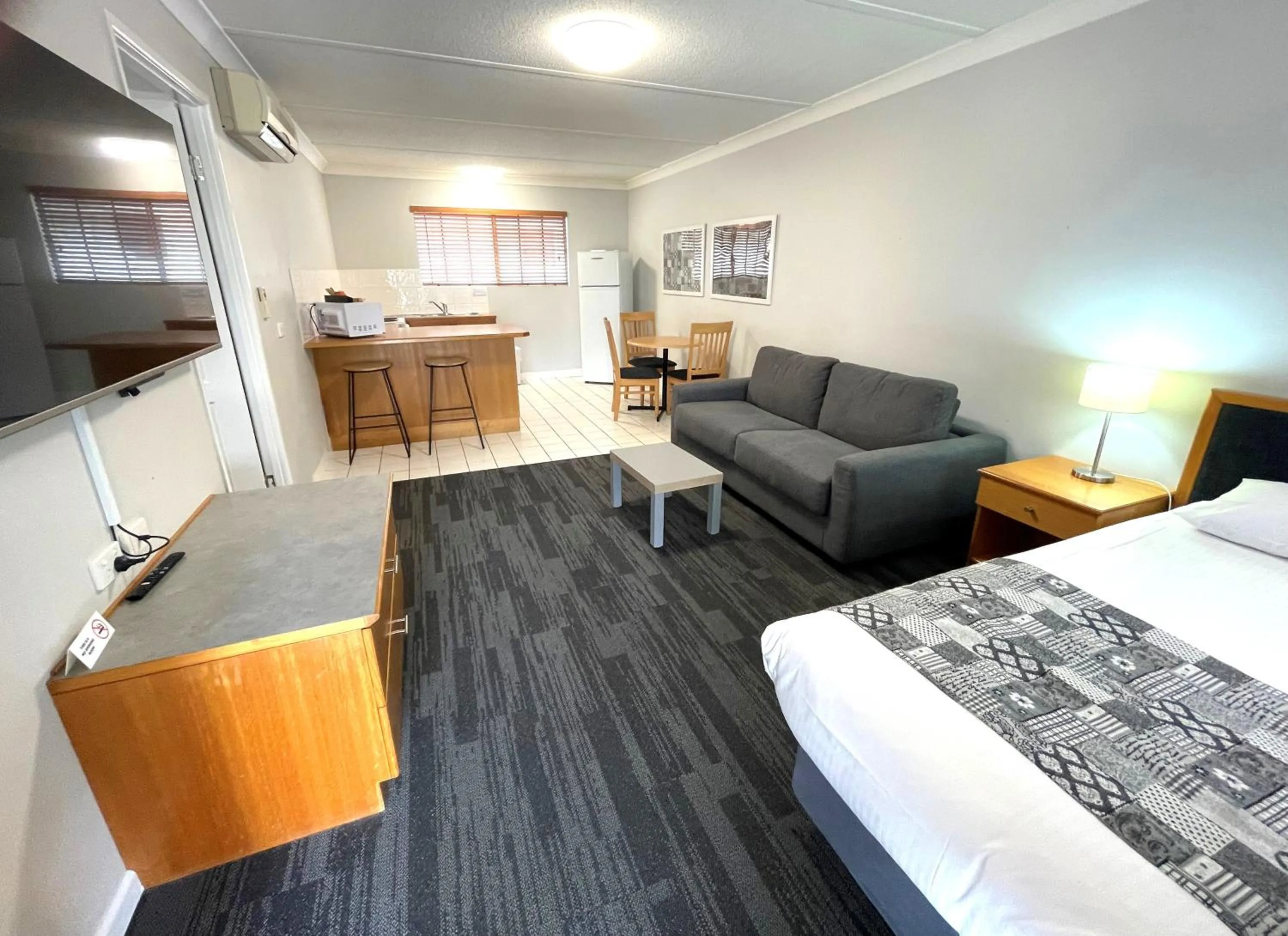 Living room, Bed in Country Motel Ipswich