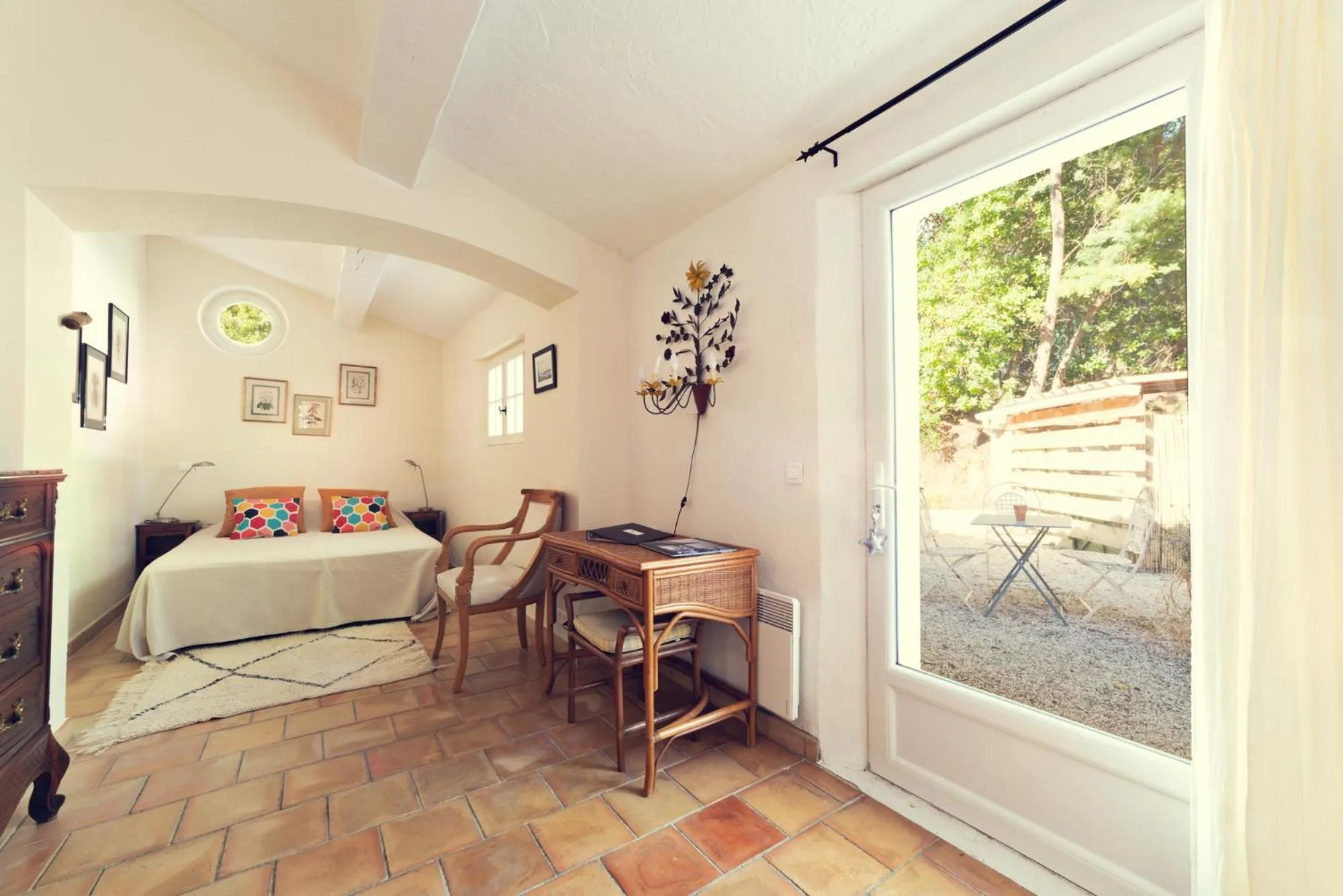 Bedroom, Bed in Villa Fontane Provence