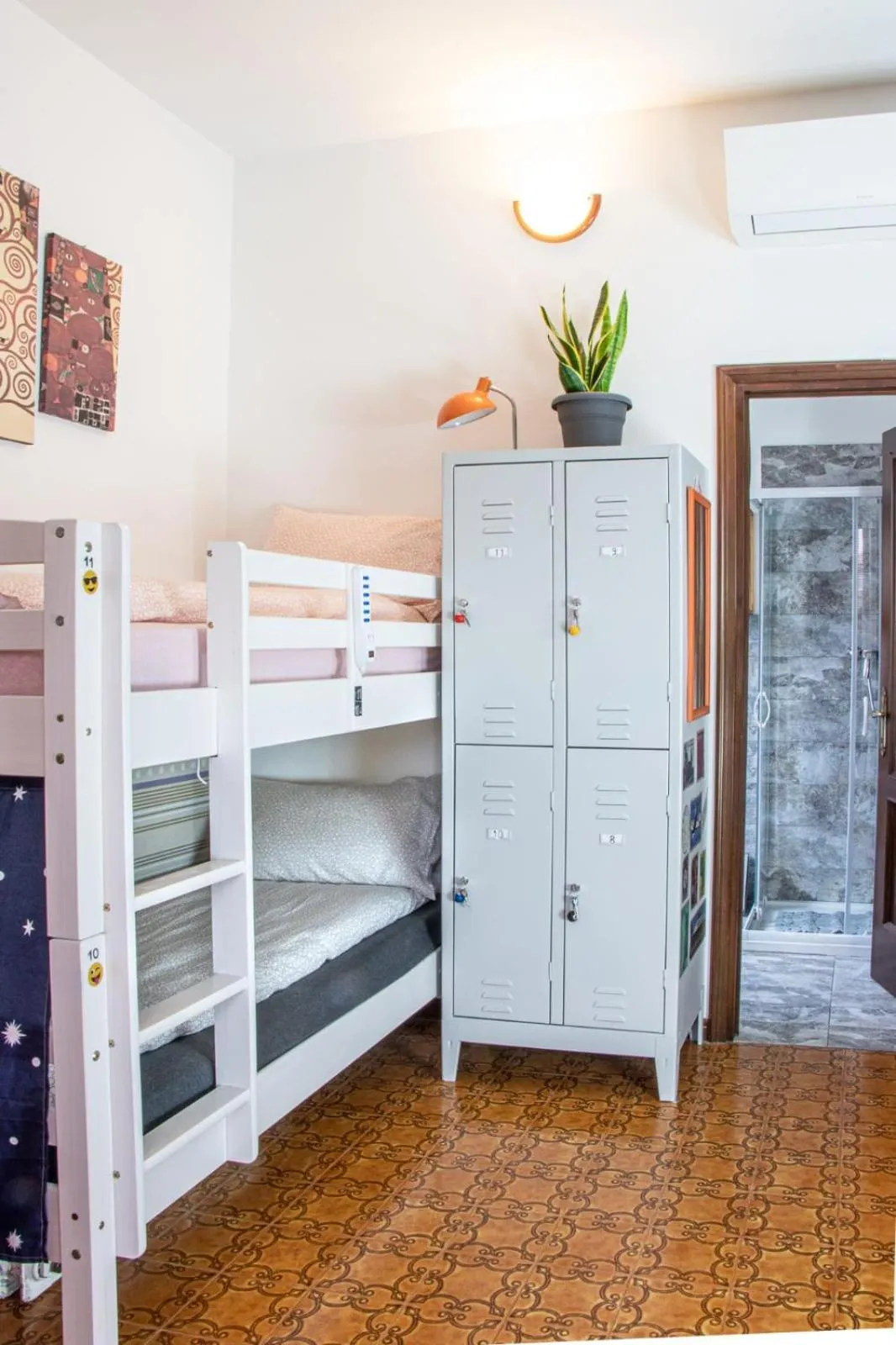 Property building, Bed in Posada Verona Hostel
