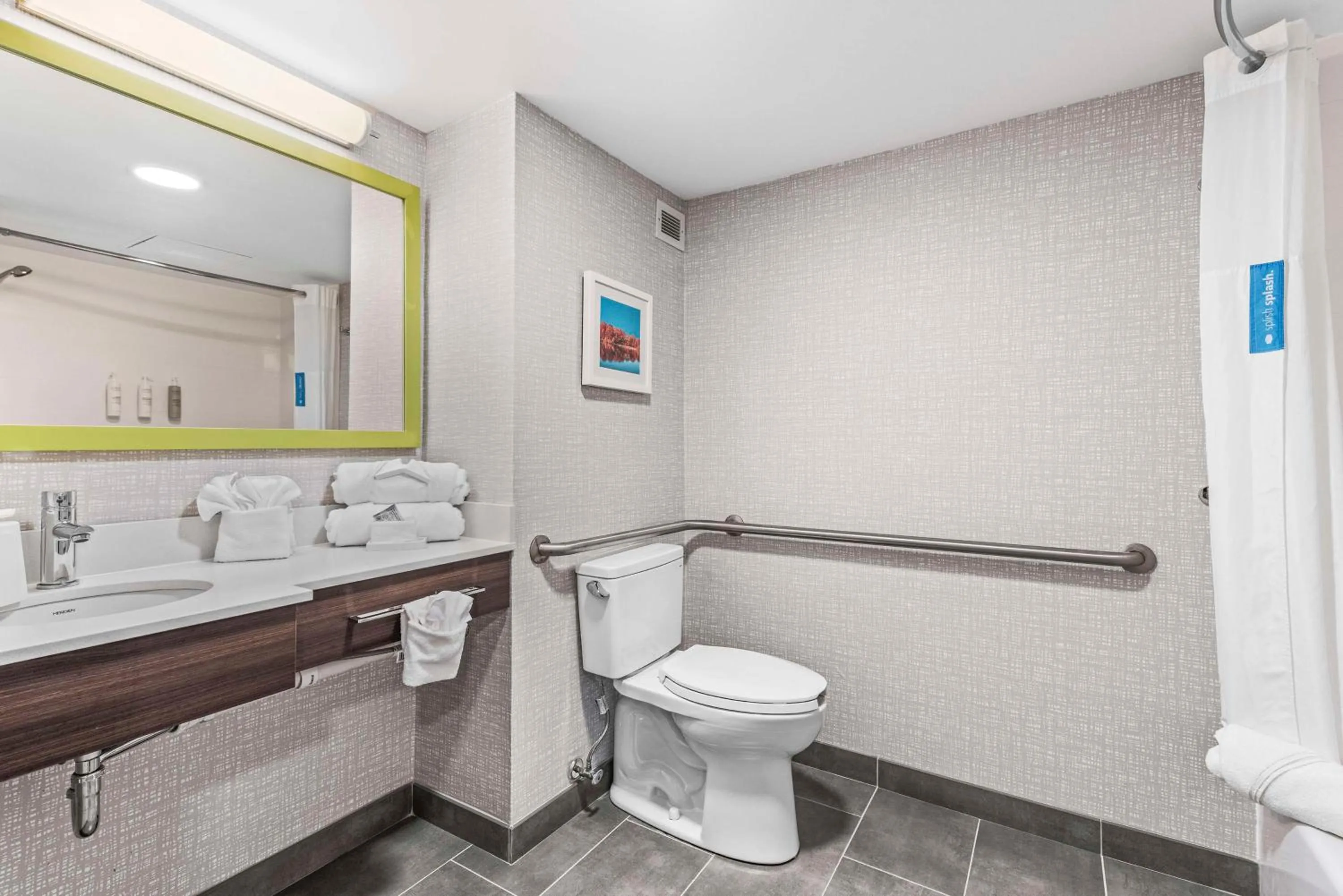 Bathroom in Hampton Inn Columbus-North