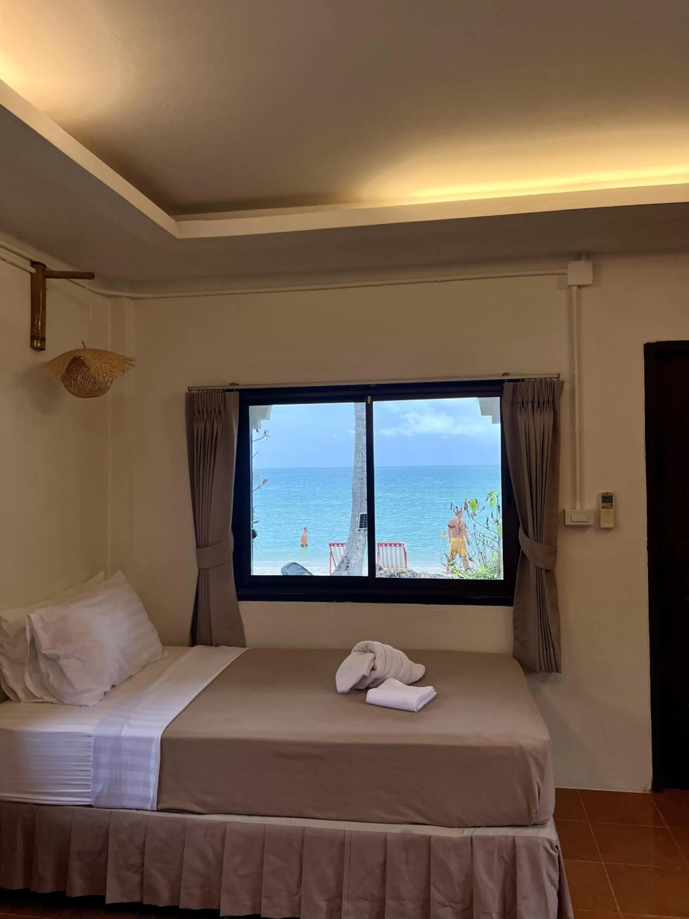 View (from property/room), Bed in Pen's Bungalow Koh Phangan