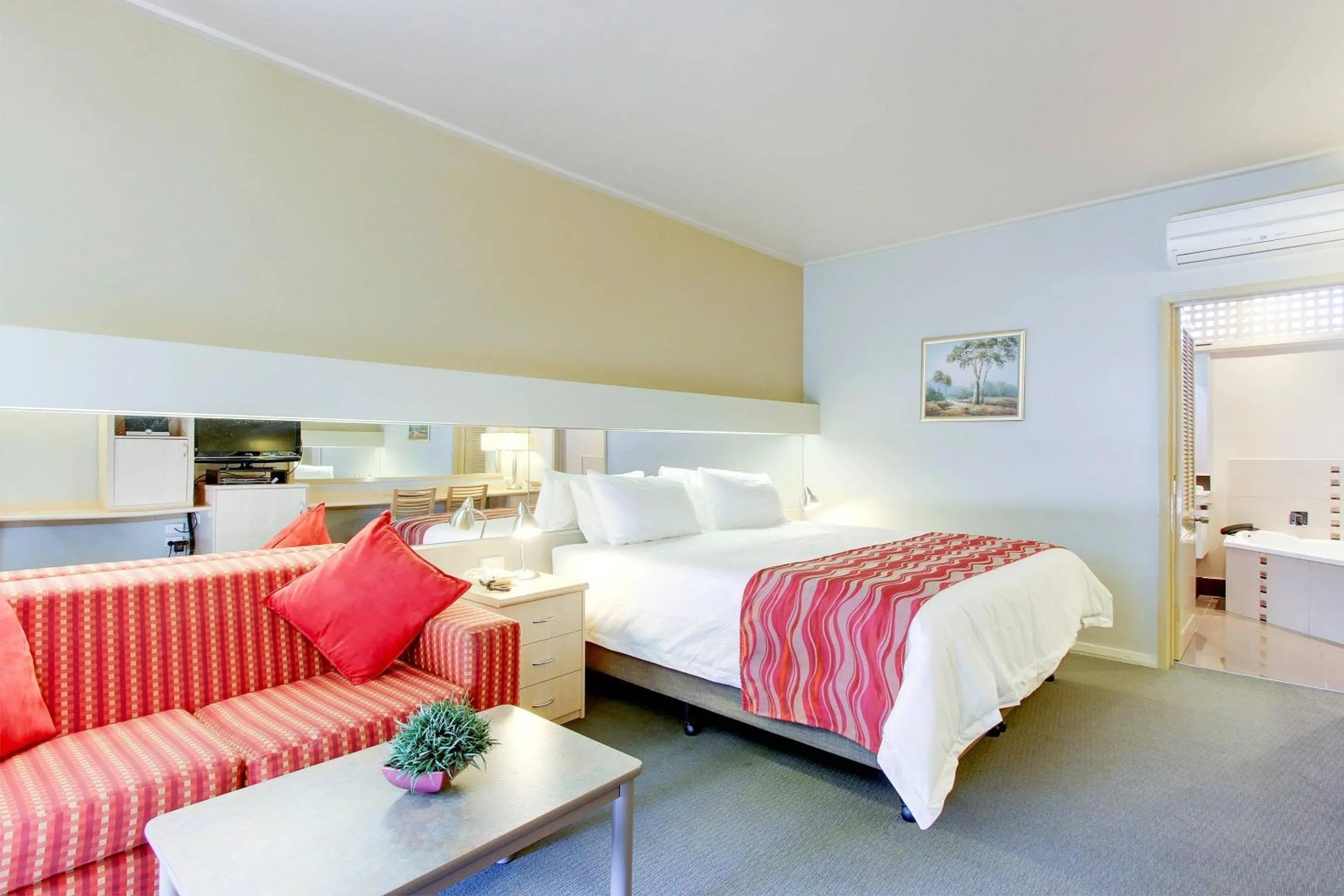 Bedroom, Bed in Comfort Inn & Suites Lakes Entrance