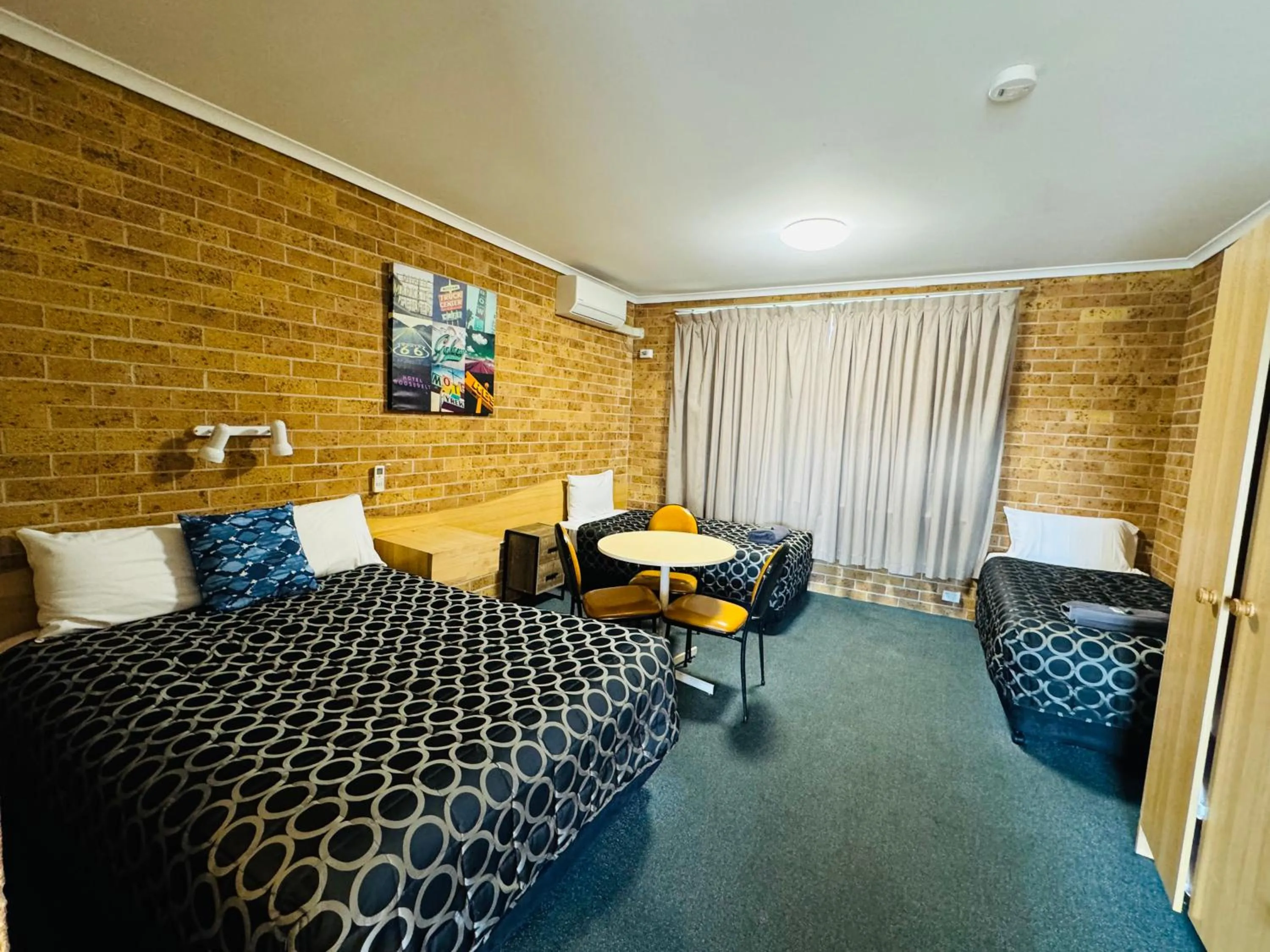 Bedroom, Bed in Town and Country Motor Inn