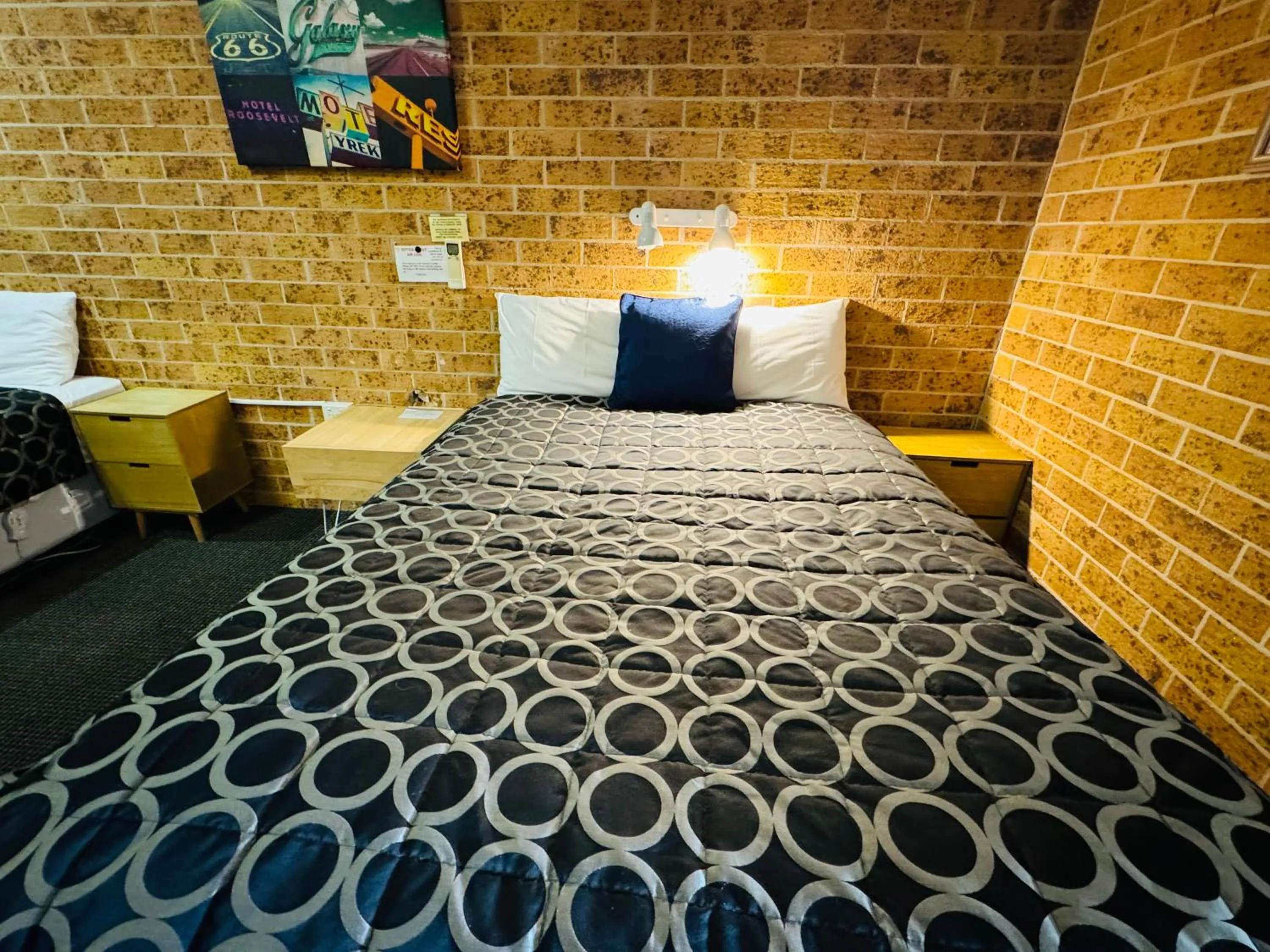 Bed in Town and Country Motor Inn