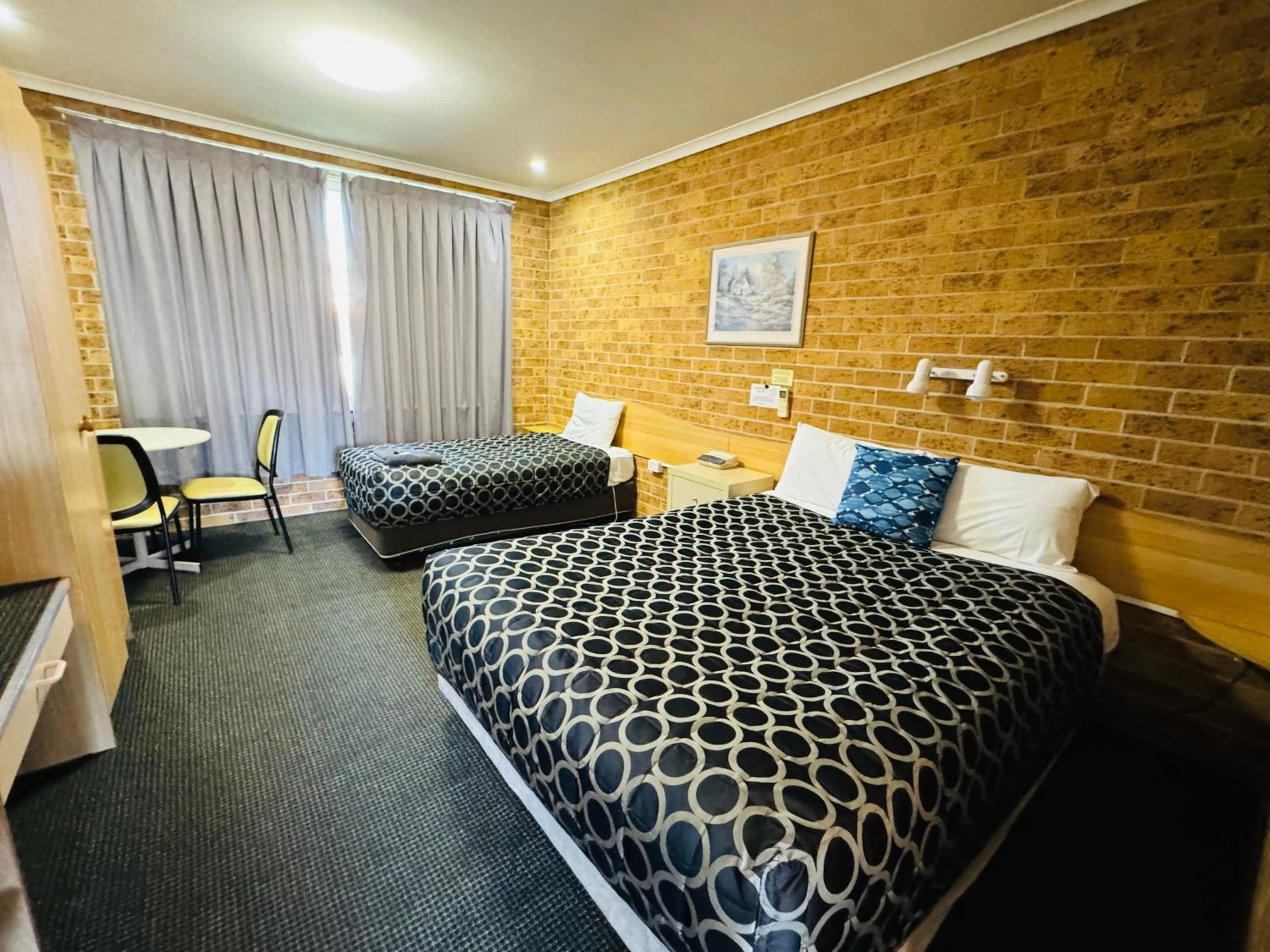 Bed in Town and Country Motor Inn