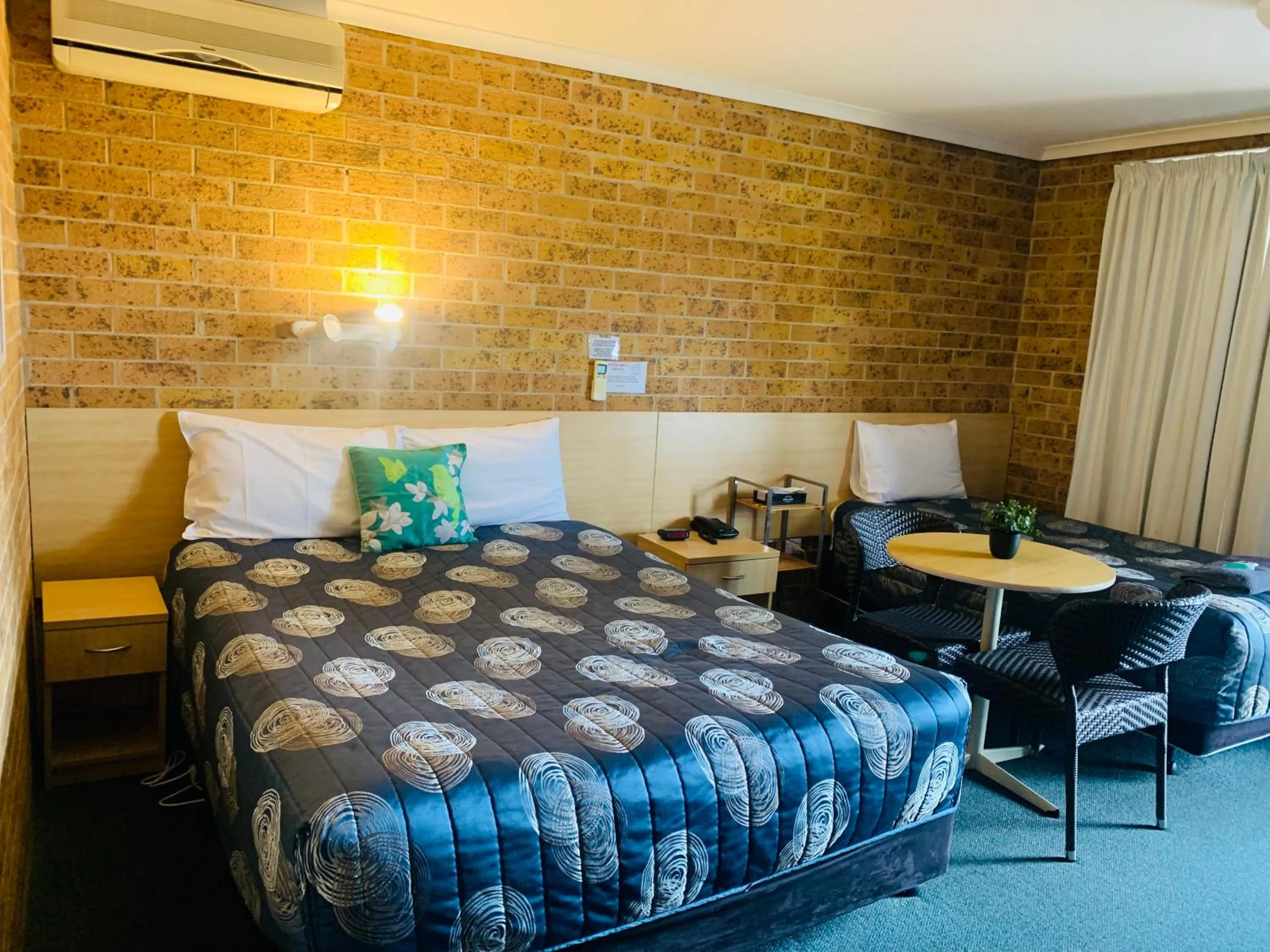 Bedroom, Bed in Town and Country Motor Inn