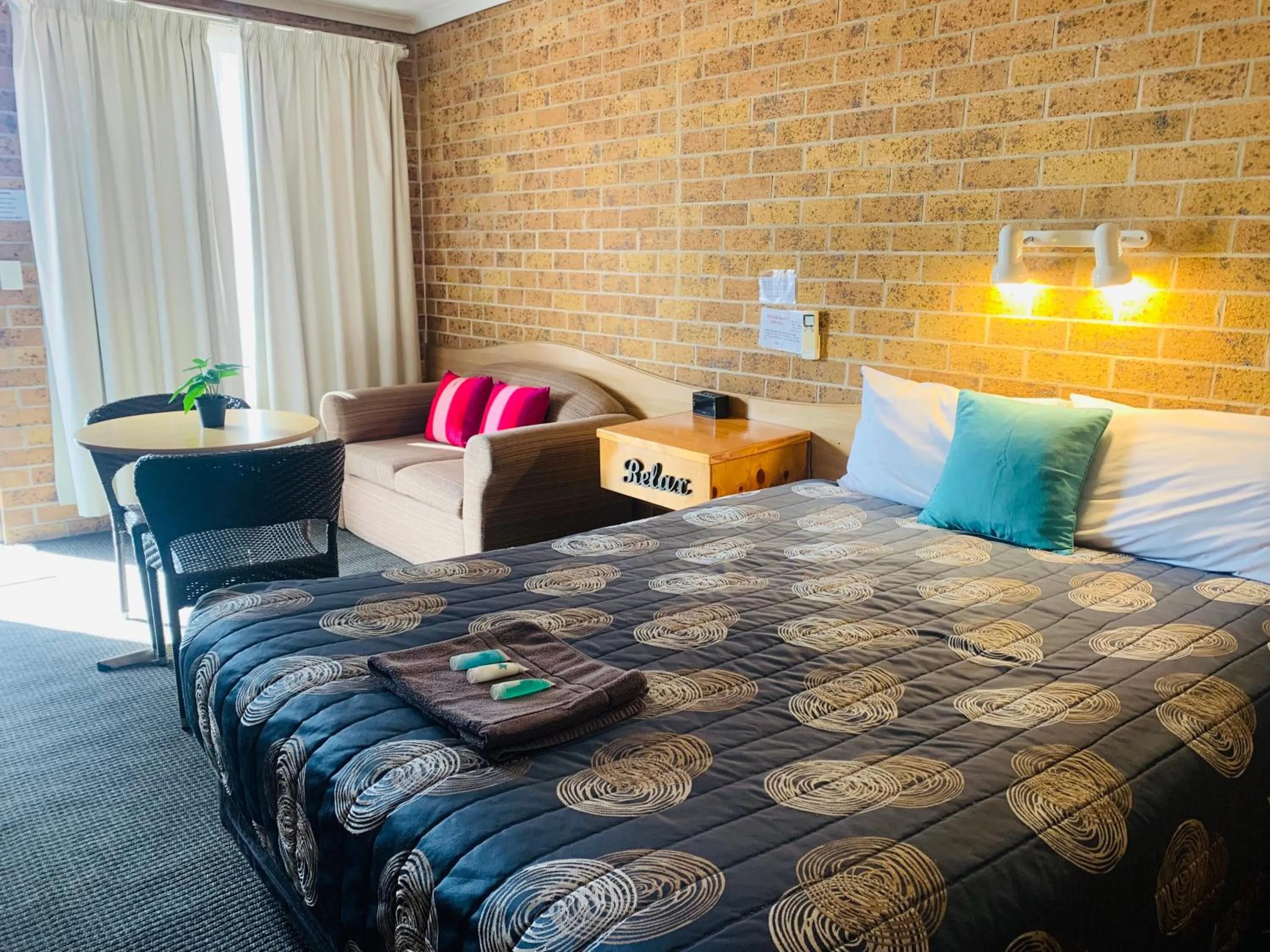 Bedroom, Bed in Town and Country Motor Inn