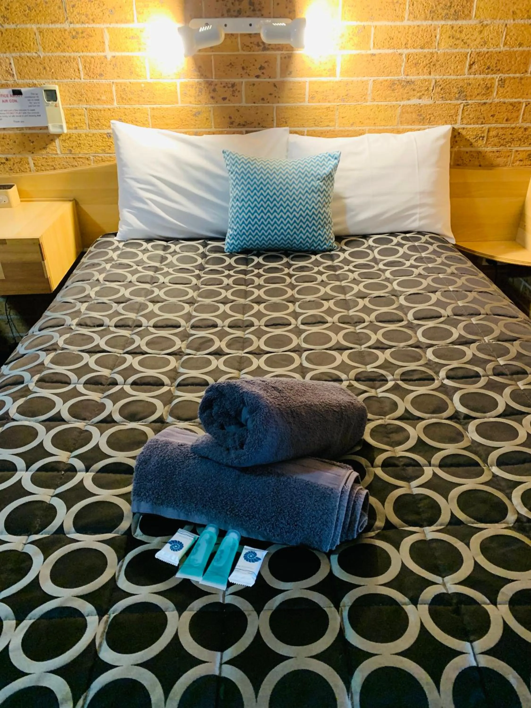 Bed in Town and Country Motor Inn