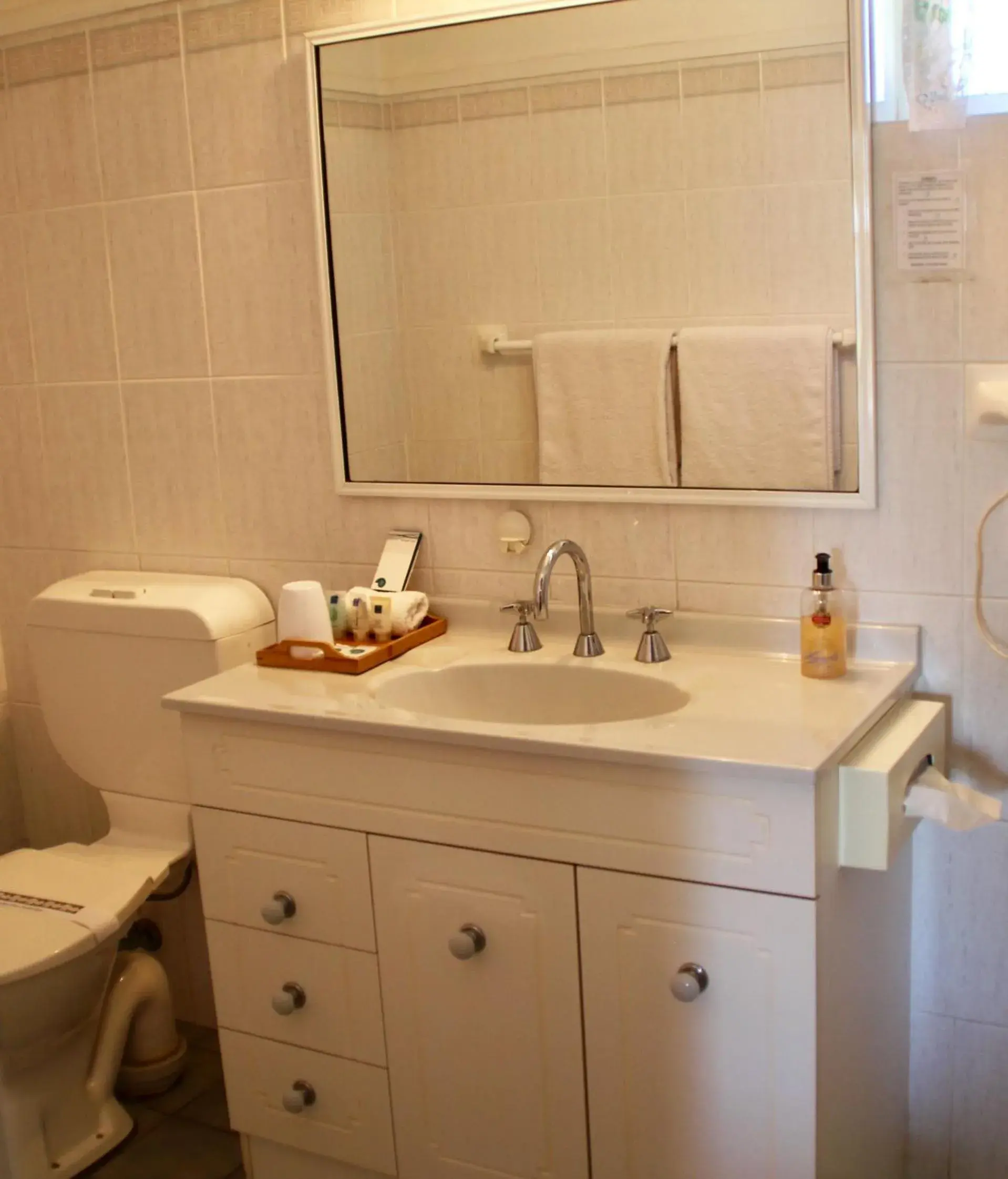 Deluxe Double or Twin Room in Town and Country Motor Inn Deluxe Double or Twin Room in Town and Country Motor Inn