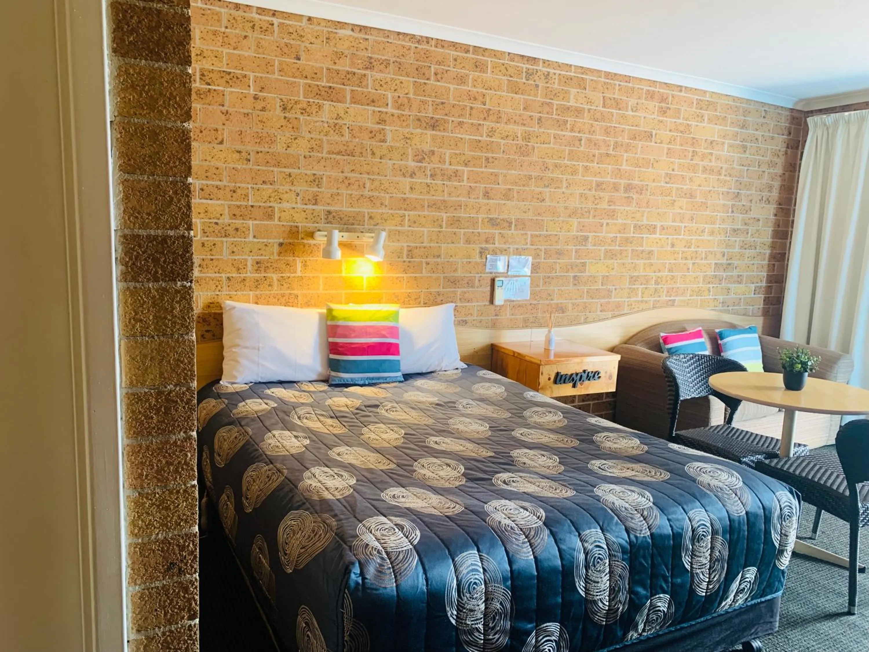 Bed in Town and Country Motor Inn