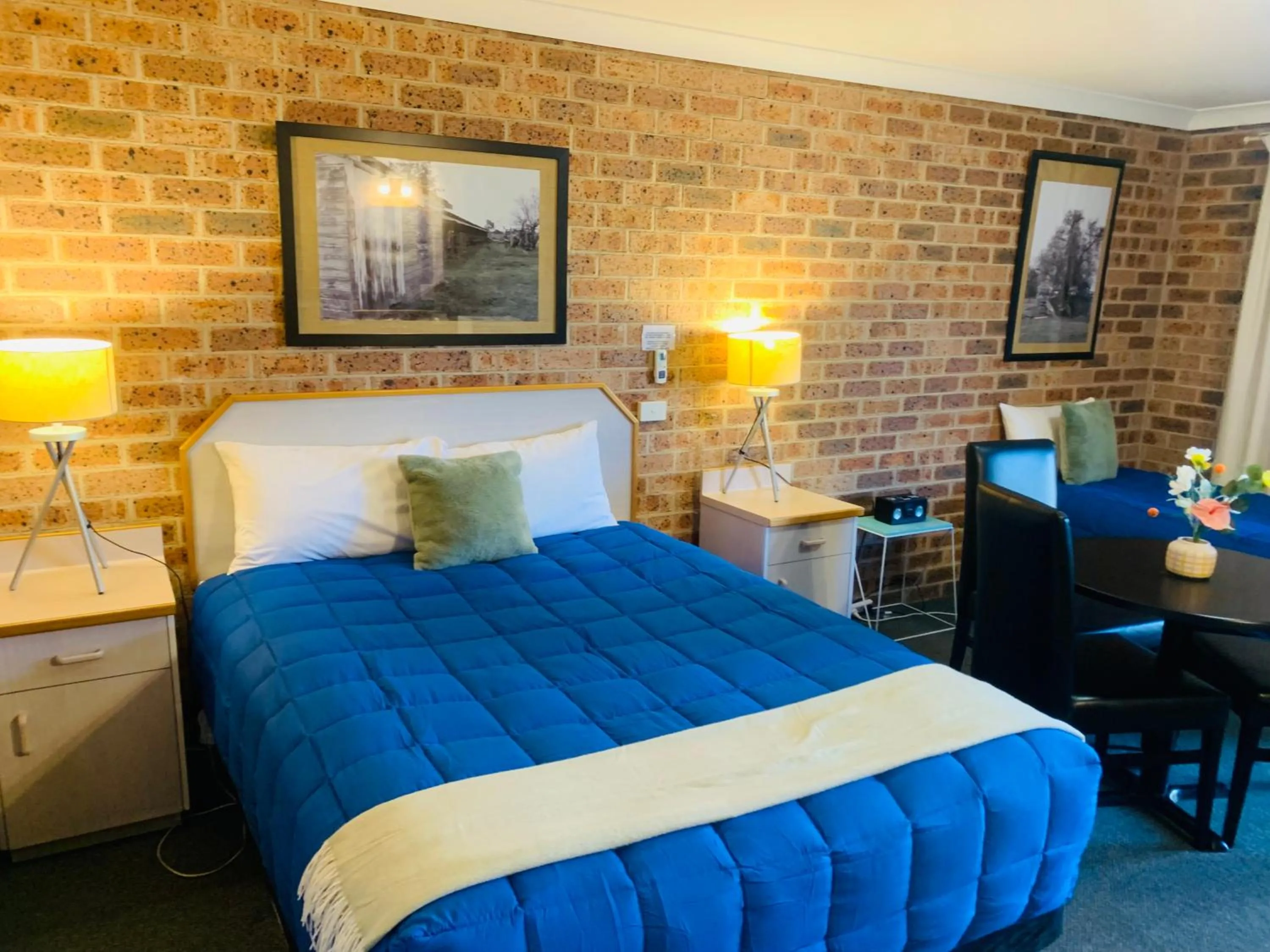 Bed in Town and Country Motor Inn