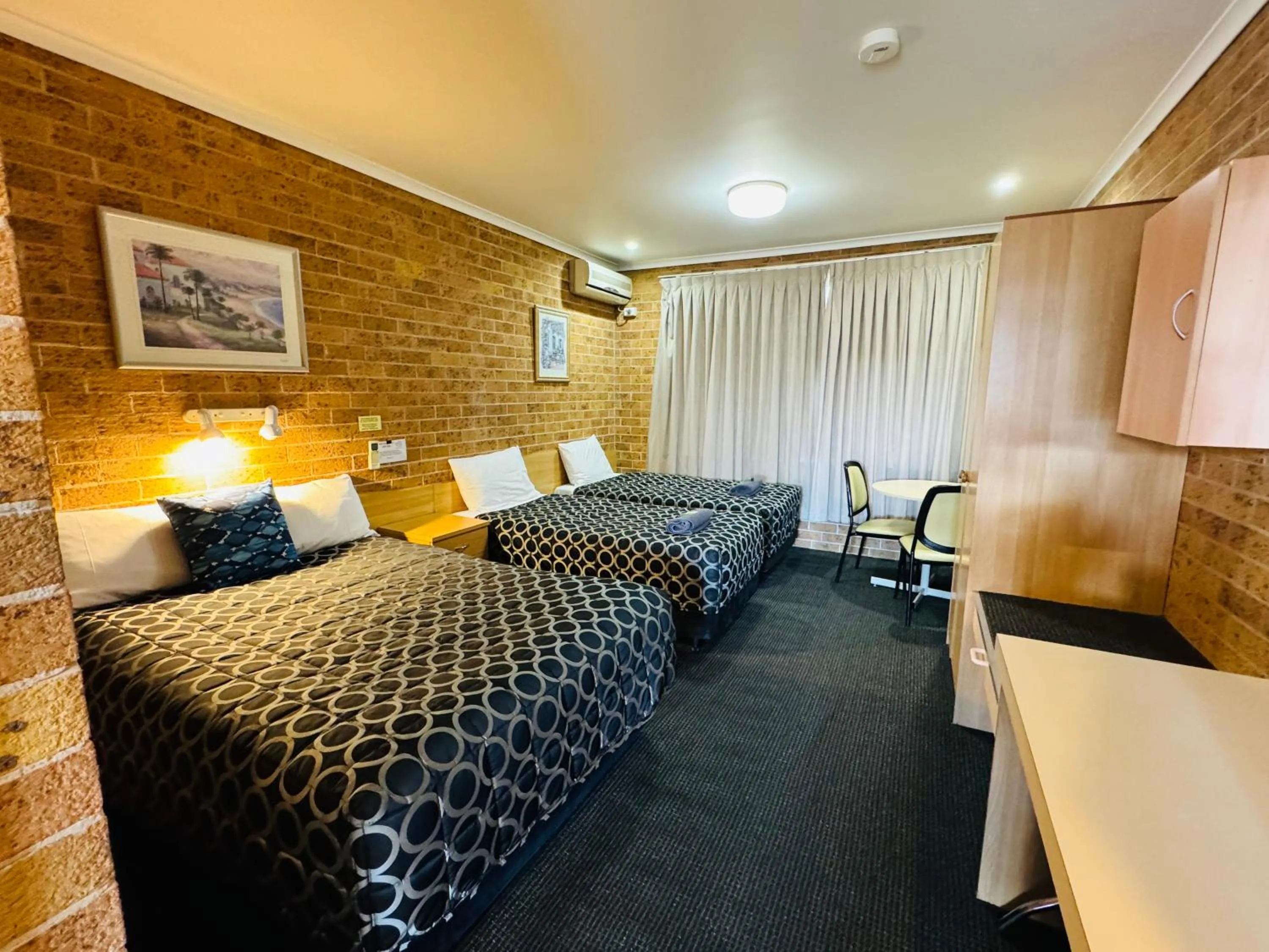 Photo of the whole room, Bed in Town and Country Motor Inn