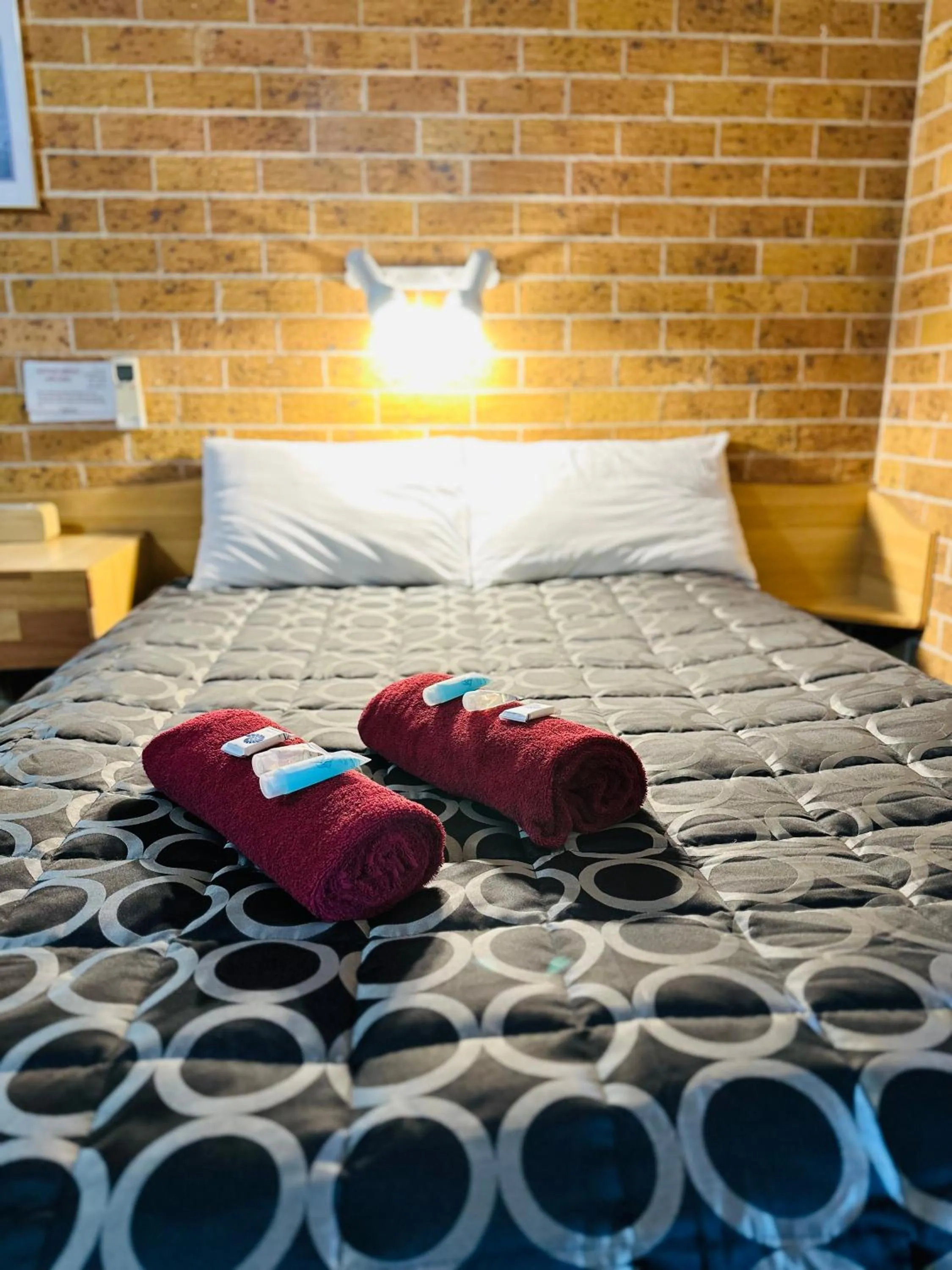 Bed in Town and Country Motor Inn