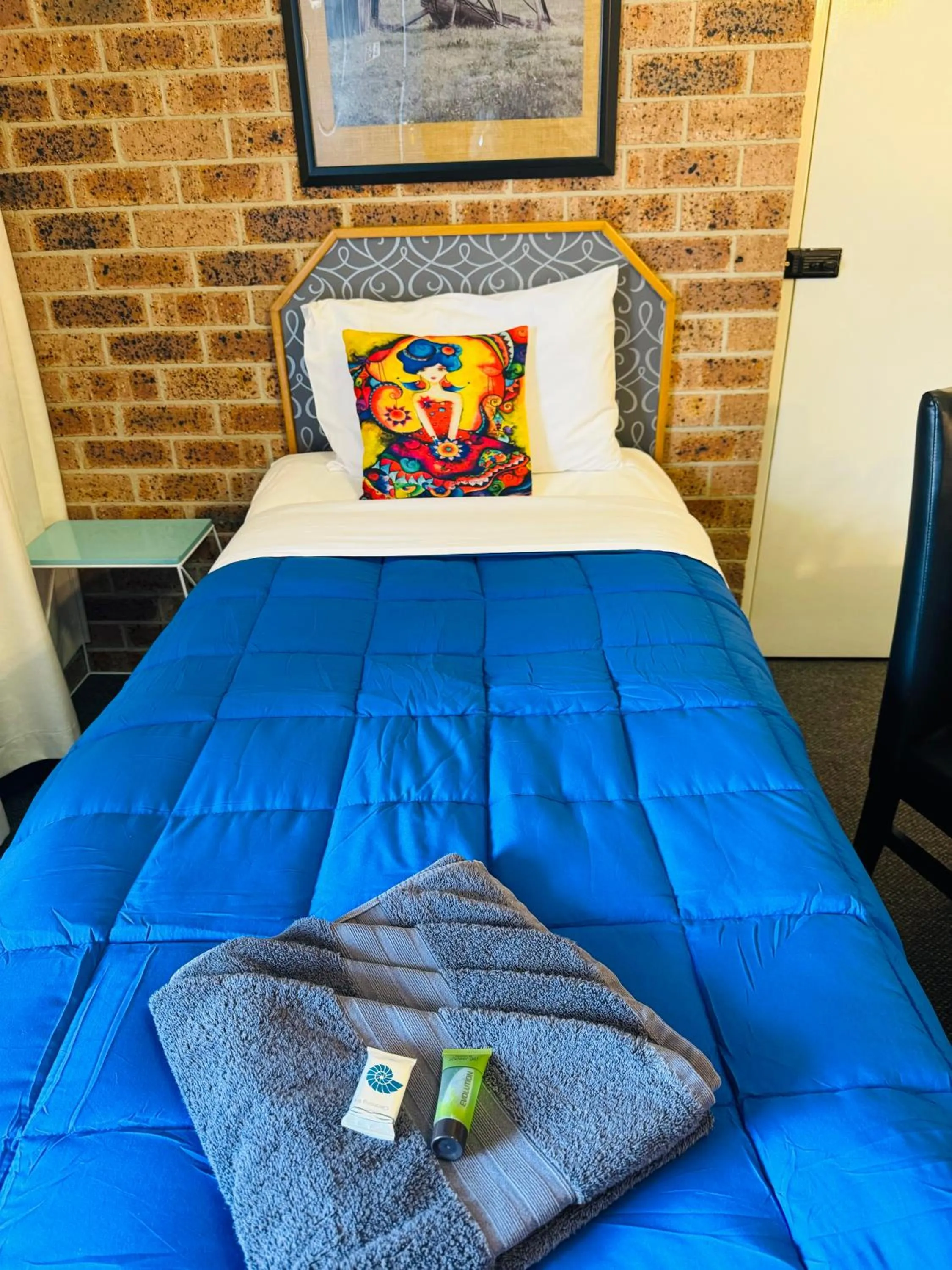 Bed in Town and Country Motor Inn