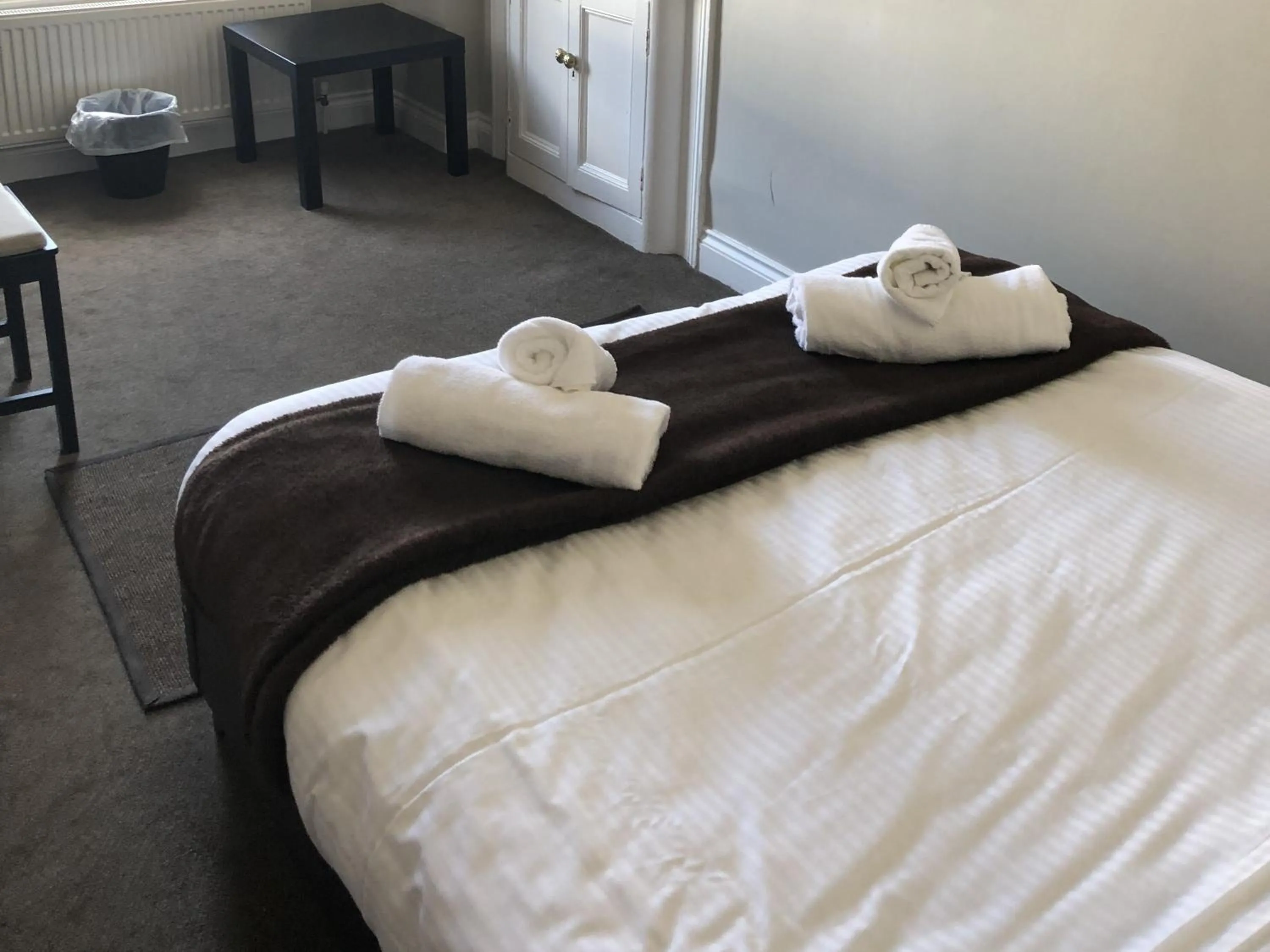 Bathroom, Bed in The Cornubia Inn