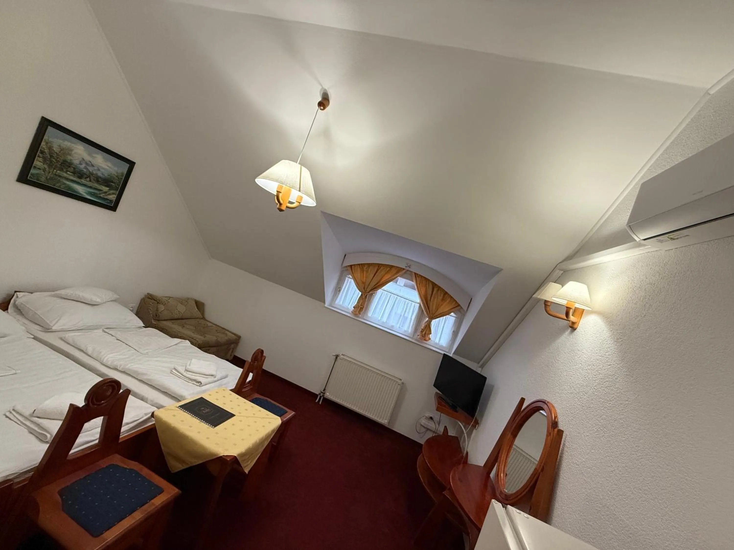 Photo of the whole room, Bed in Fodor Hotel