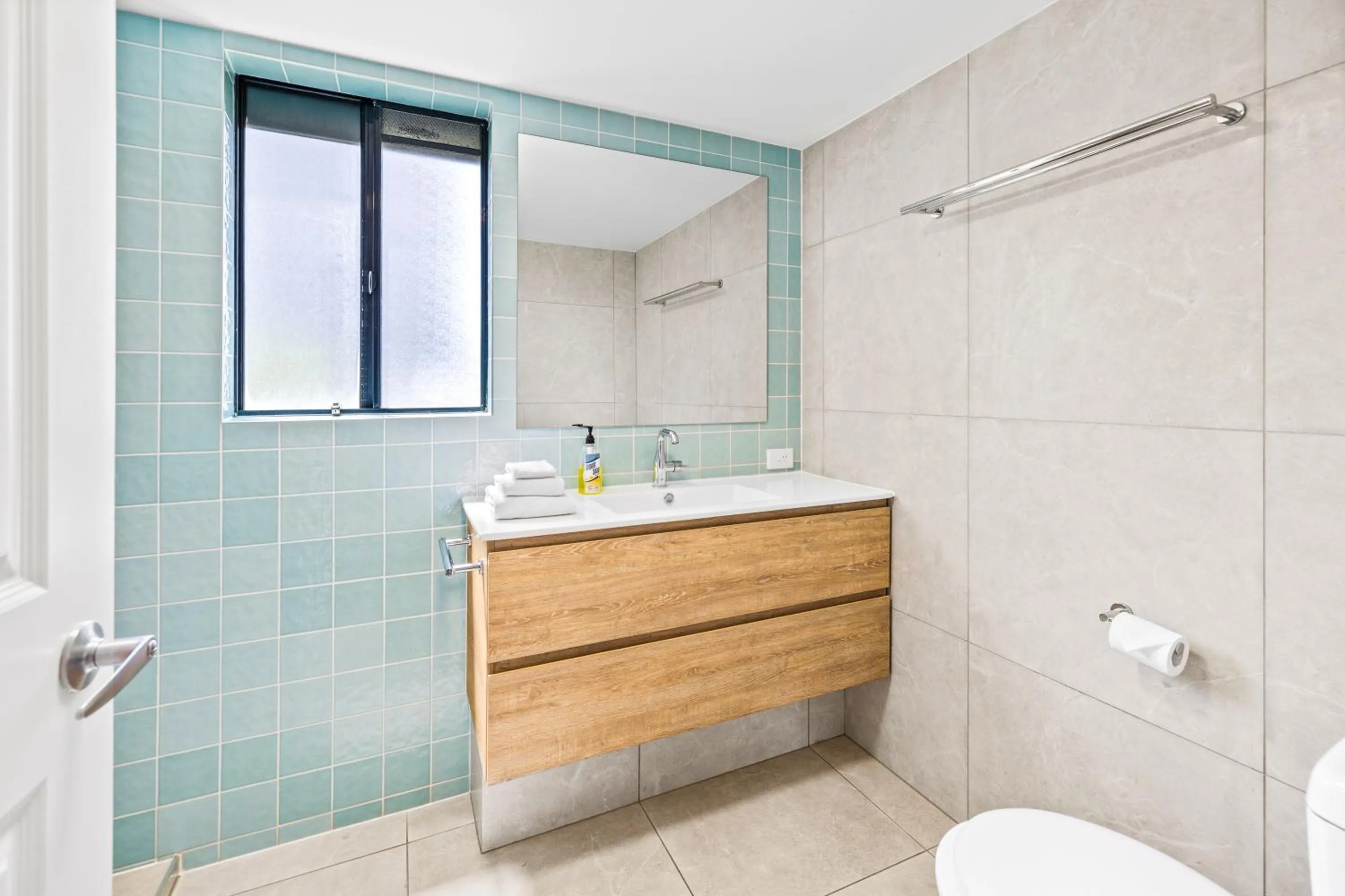 Bathroom in Belaire Place Motel Apartments