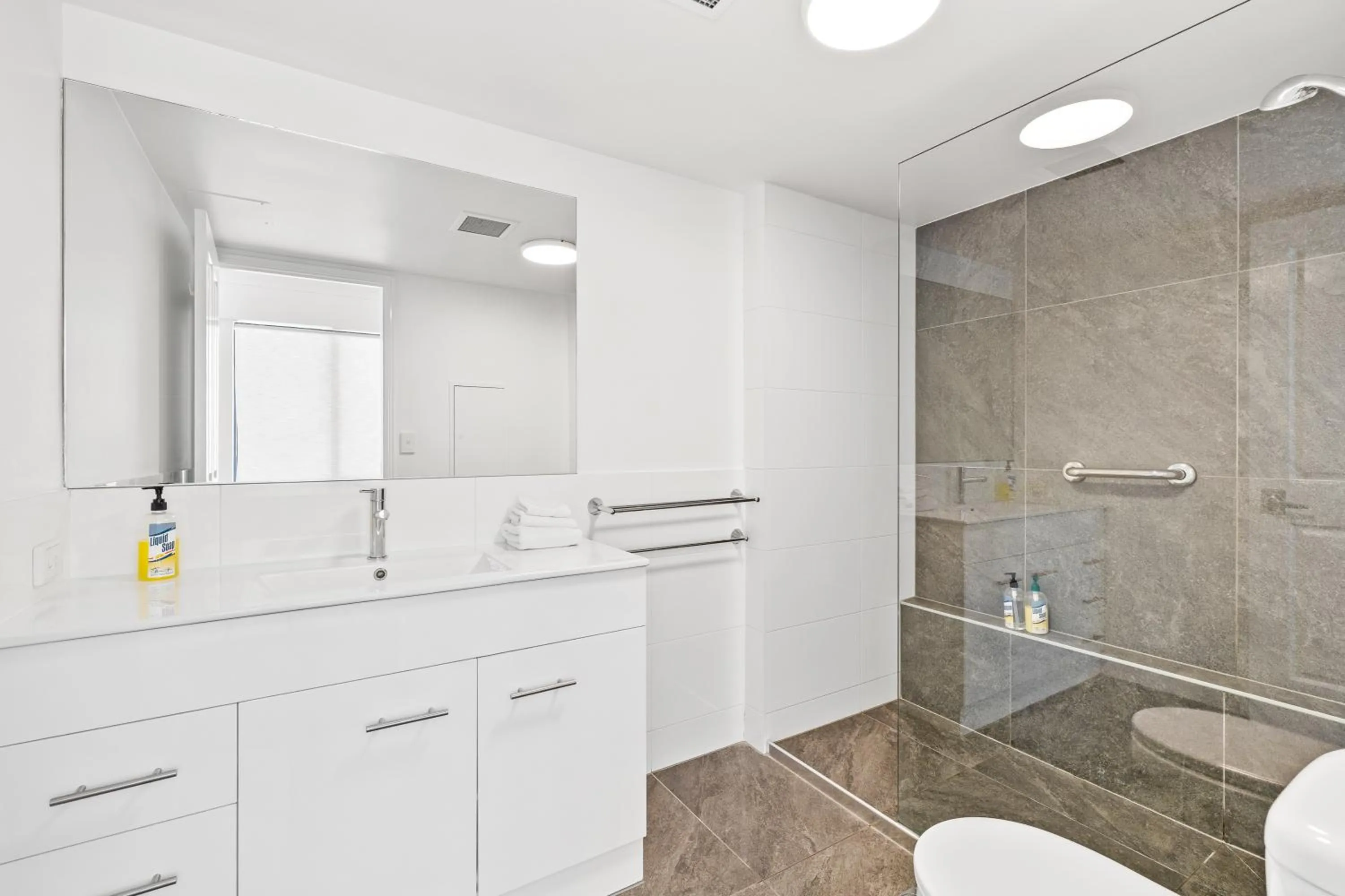 Bathroom in Belaire Place Motel Apartments