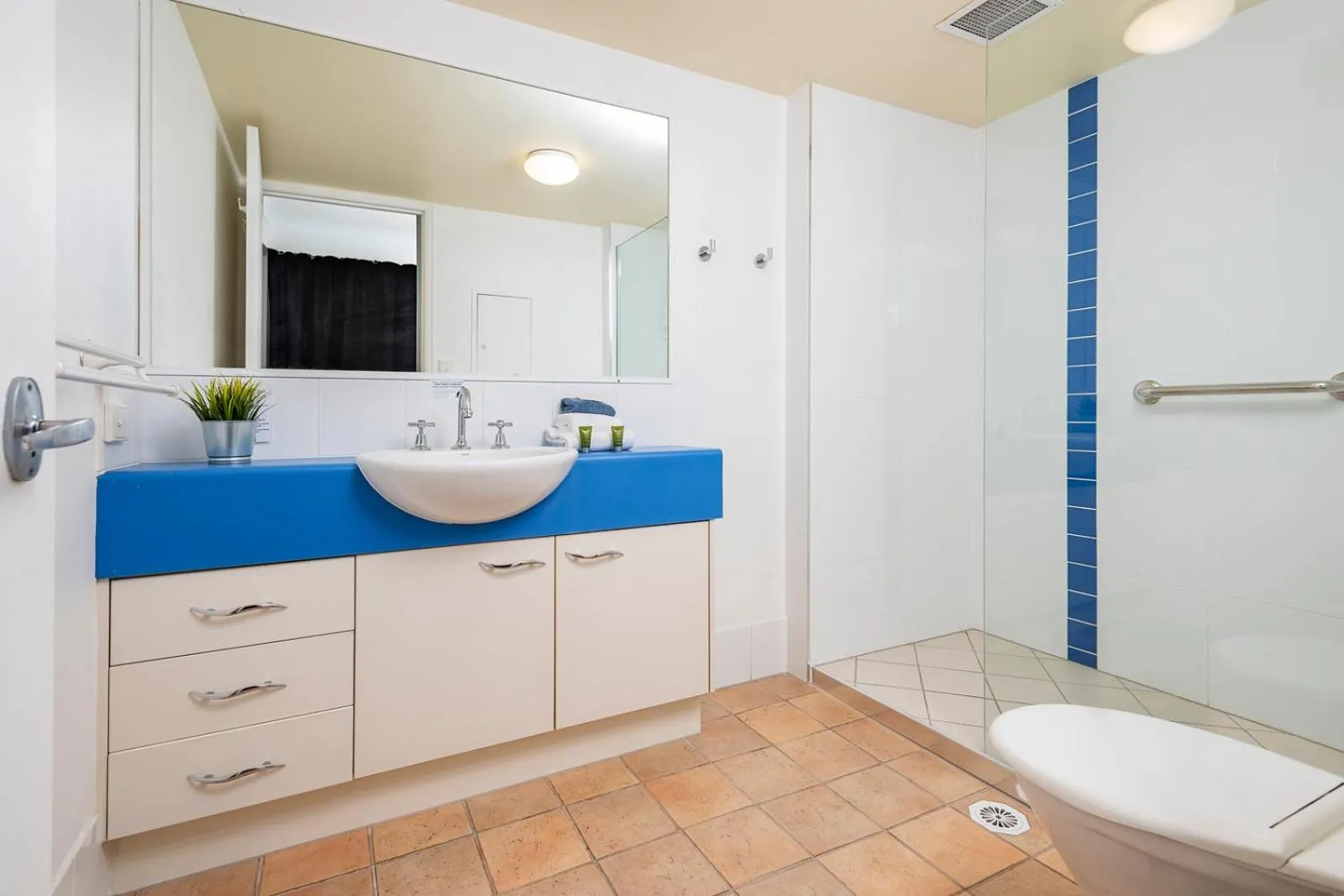 Bathroom in Belaire Place Motel Apartments