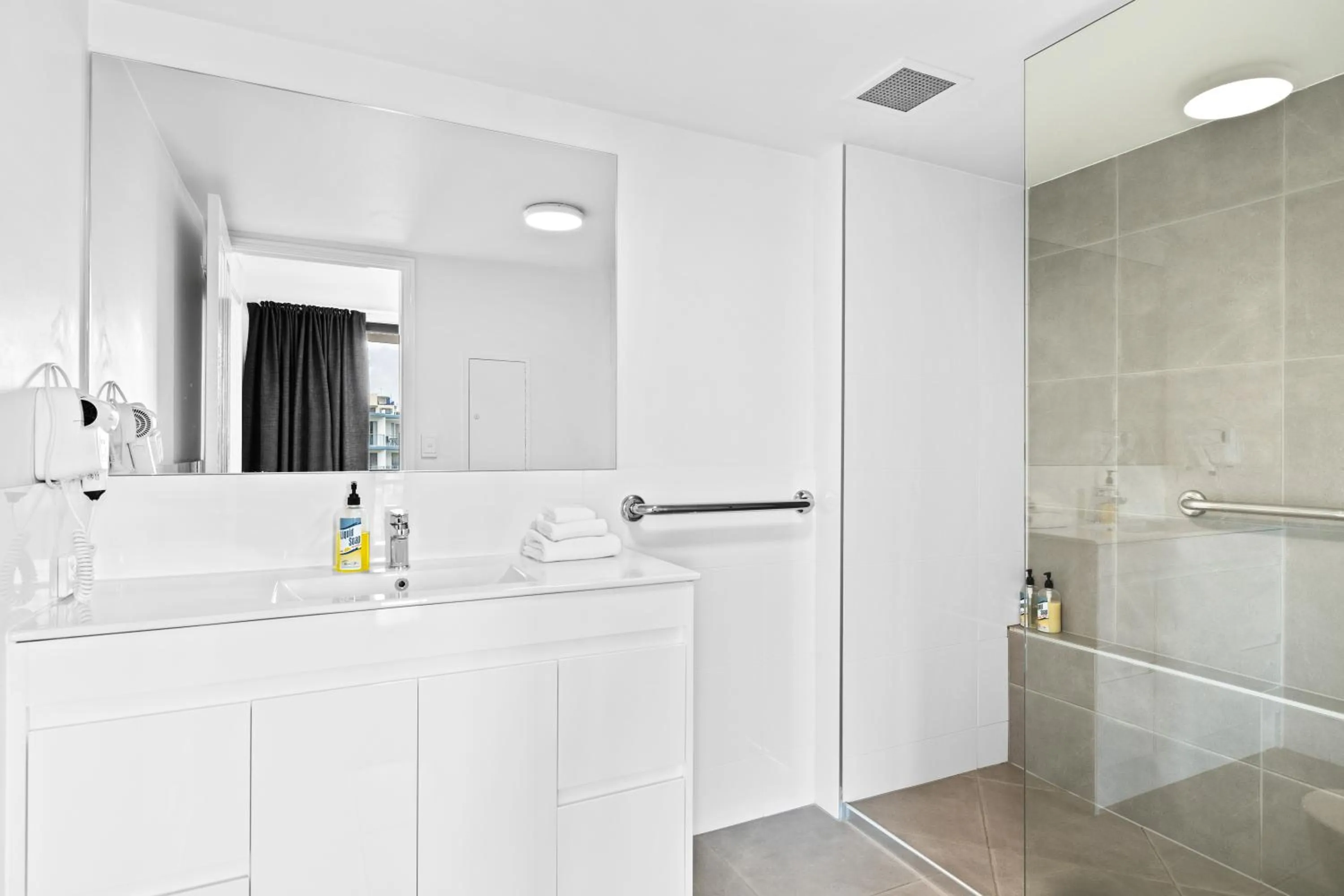 Shower in Belaire Place Motel Apartments