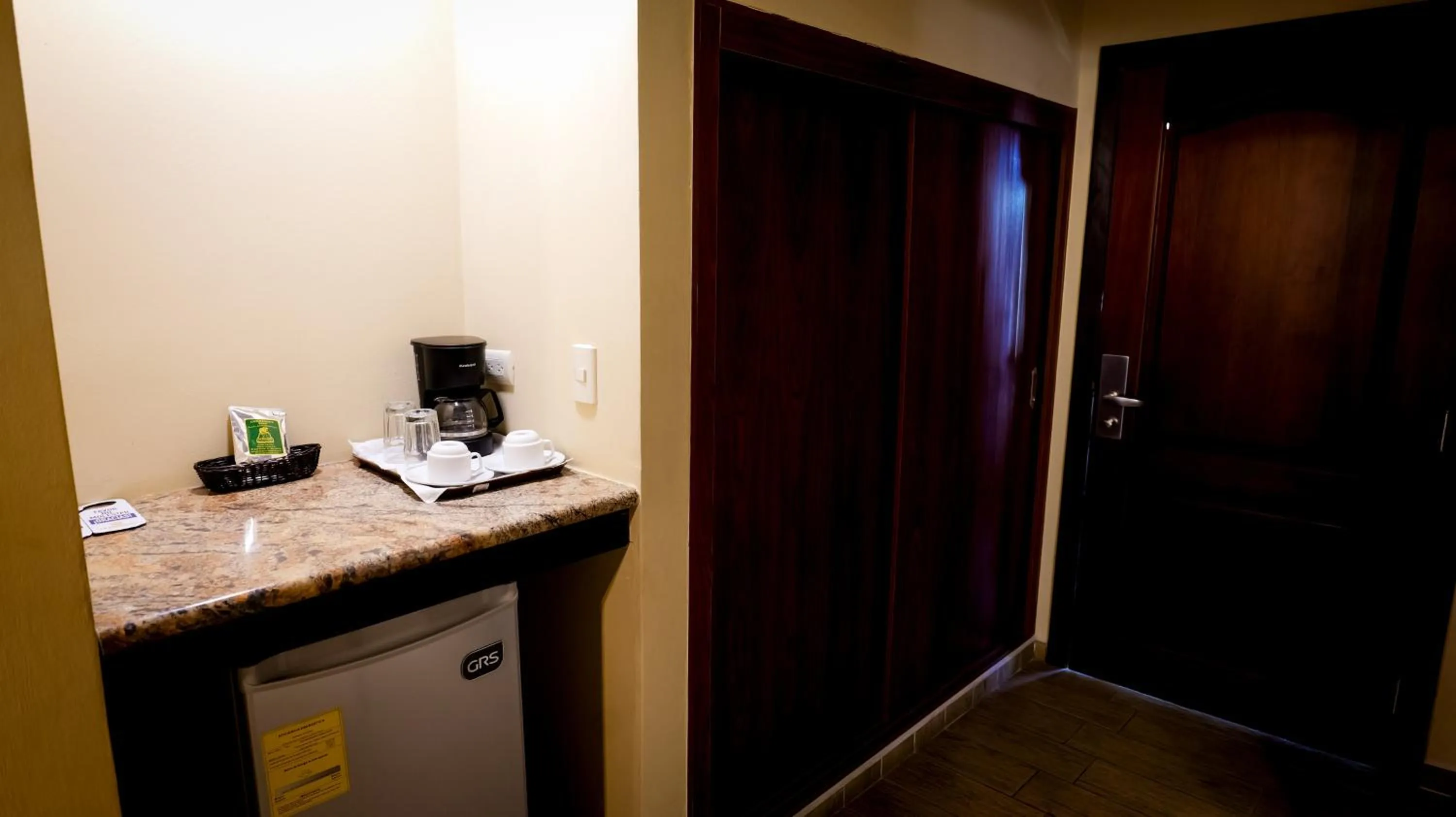 Coffee/tea facilities in La Ensenada Beach Resort