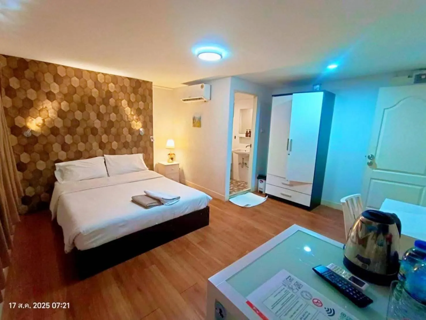 Bed in Tim Place - BTS Phra Khanong