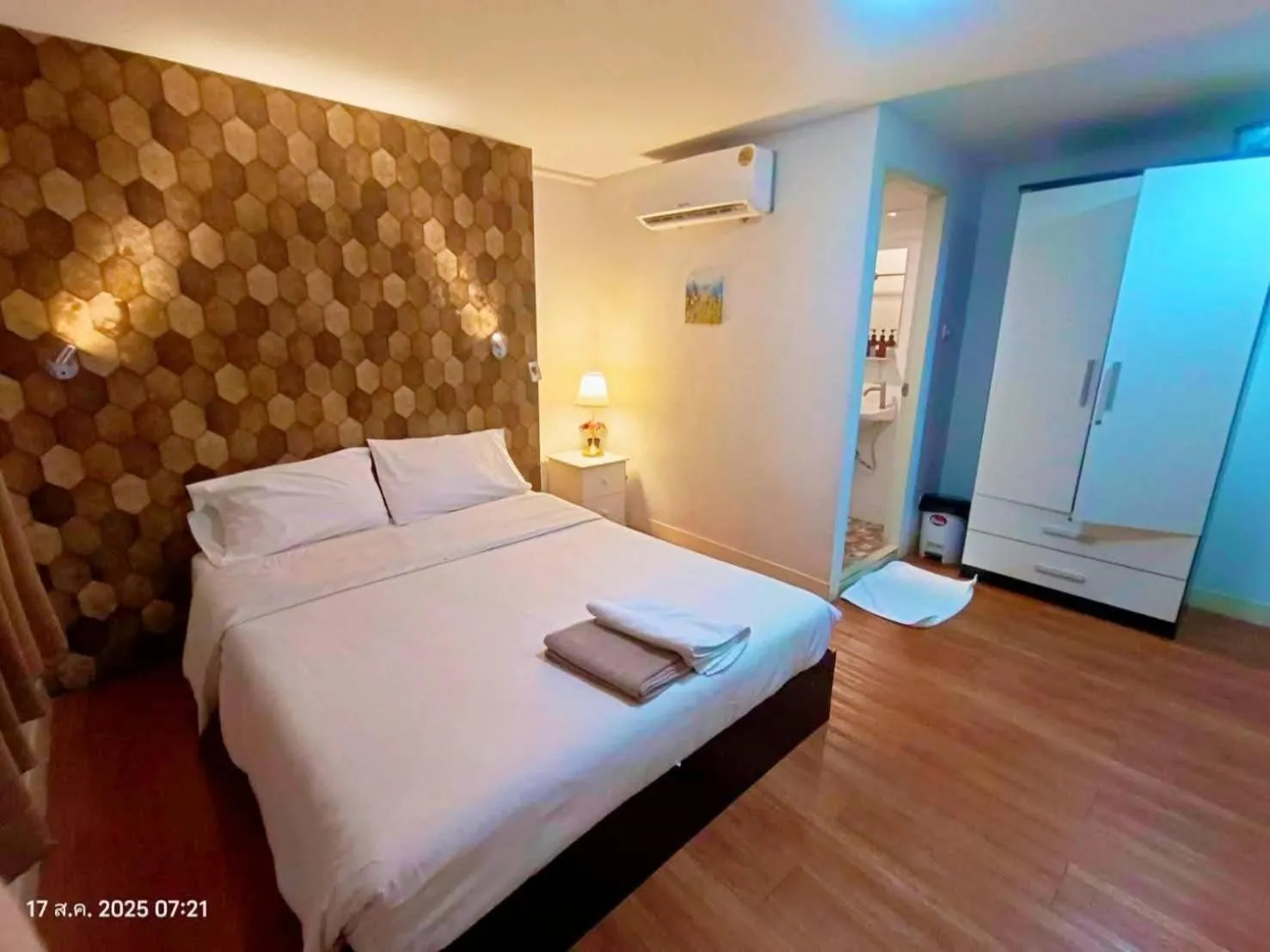 Bed in Tim Place - BTS Phra Khanong