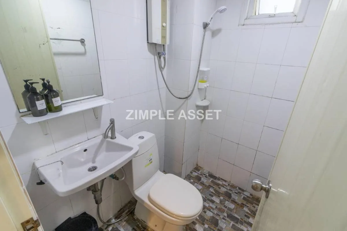 Toilet in Tim Place - BTS Phra Khanong