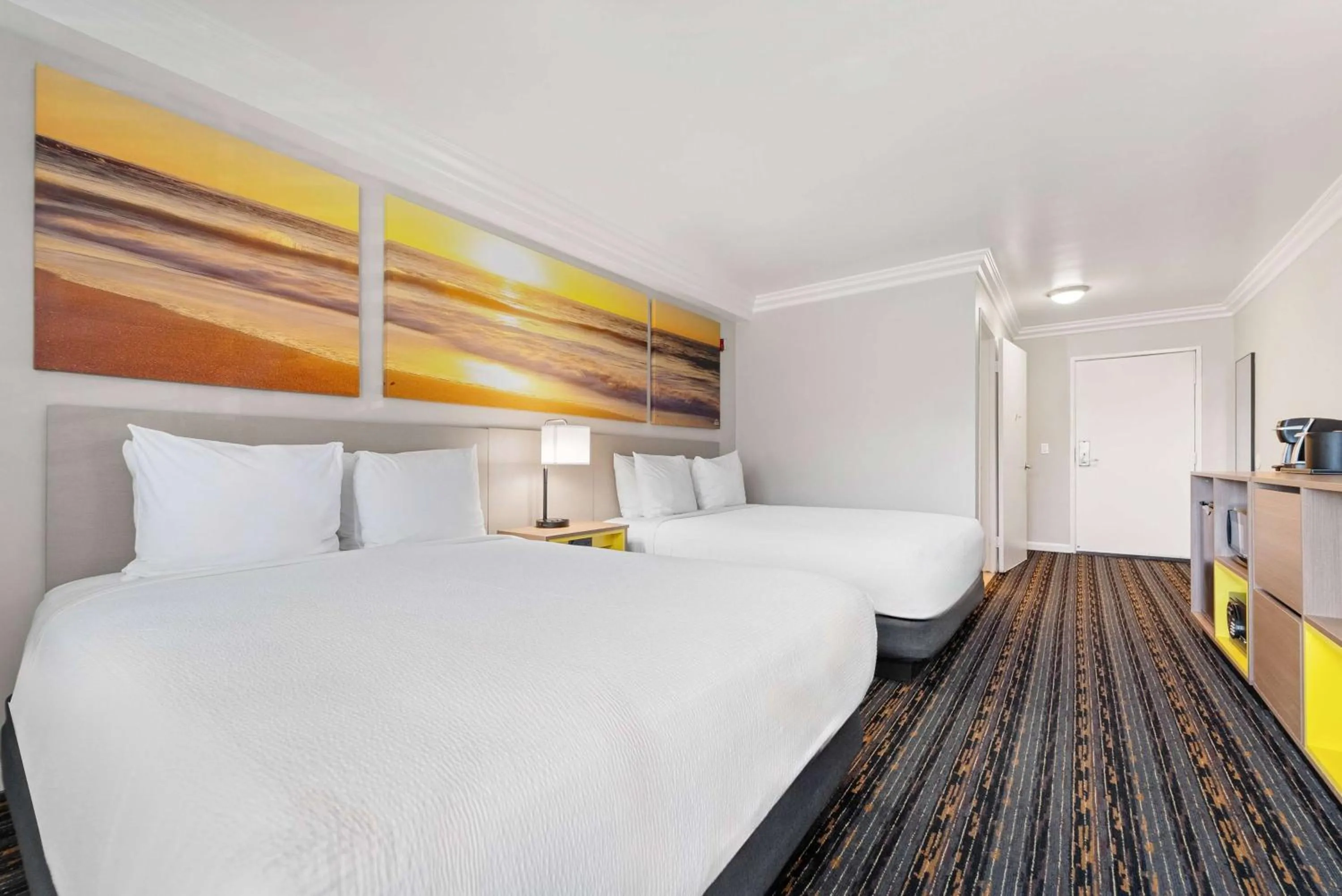 Photo of the whole room, Bed in Days Inn by Wyndham San Diego Hotel Circle