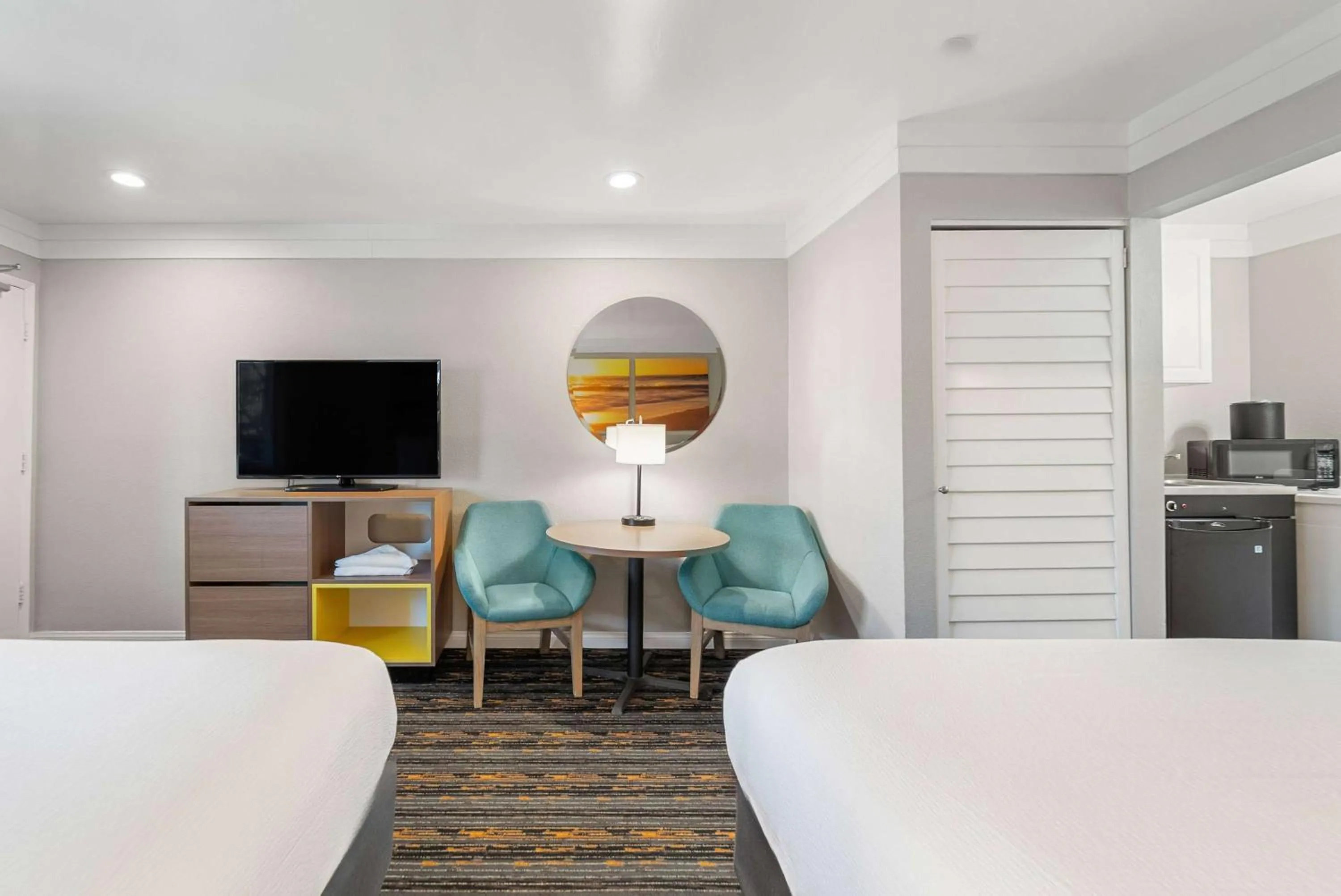 Photo of the whole room, Bed in Days Inn by Wyndham San Diego Hotel Circle