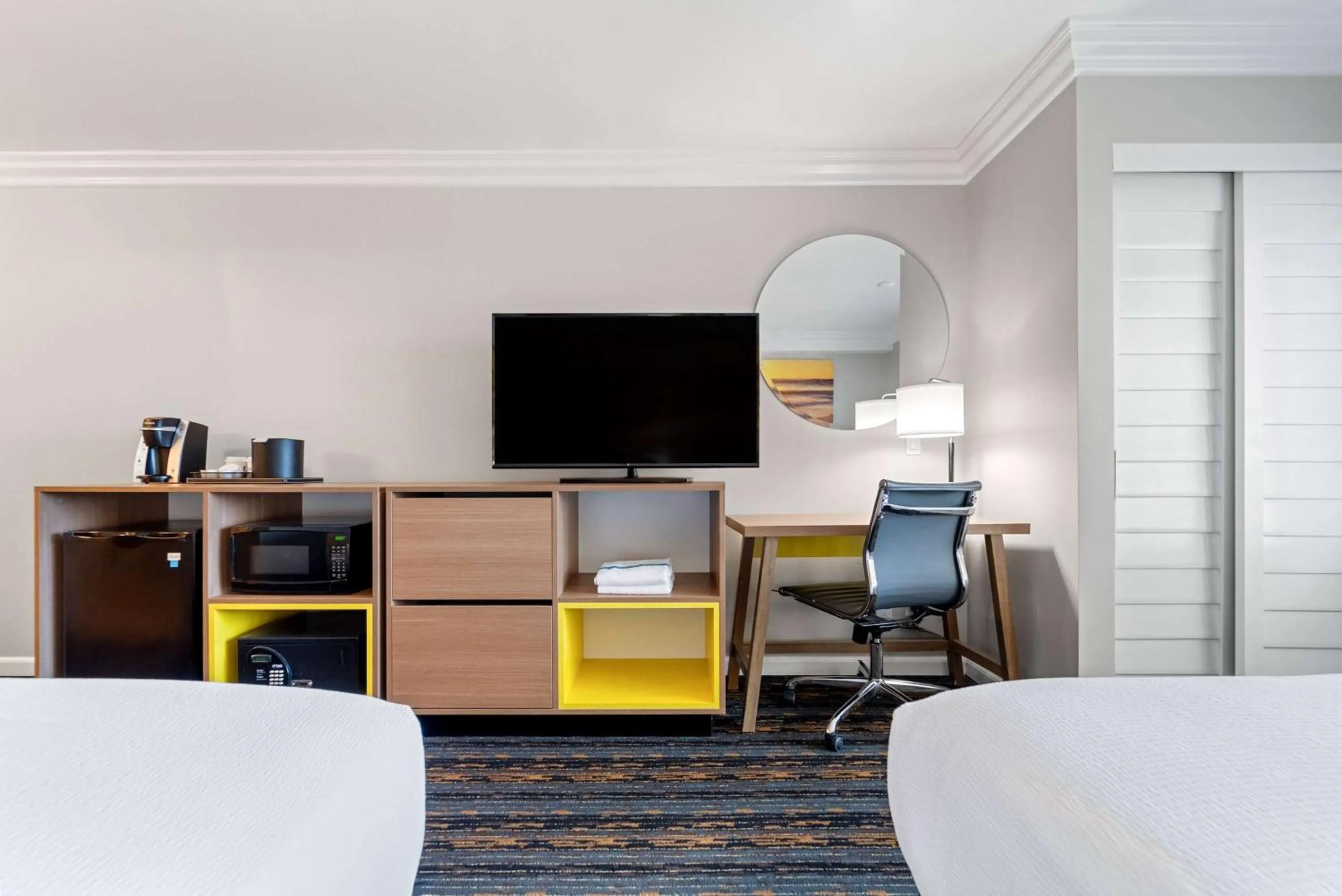 Photo of the whole room, Bed in Days Inn by Wyndham San Diego Hotel Circle