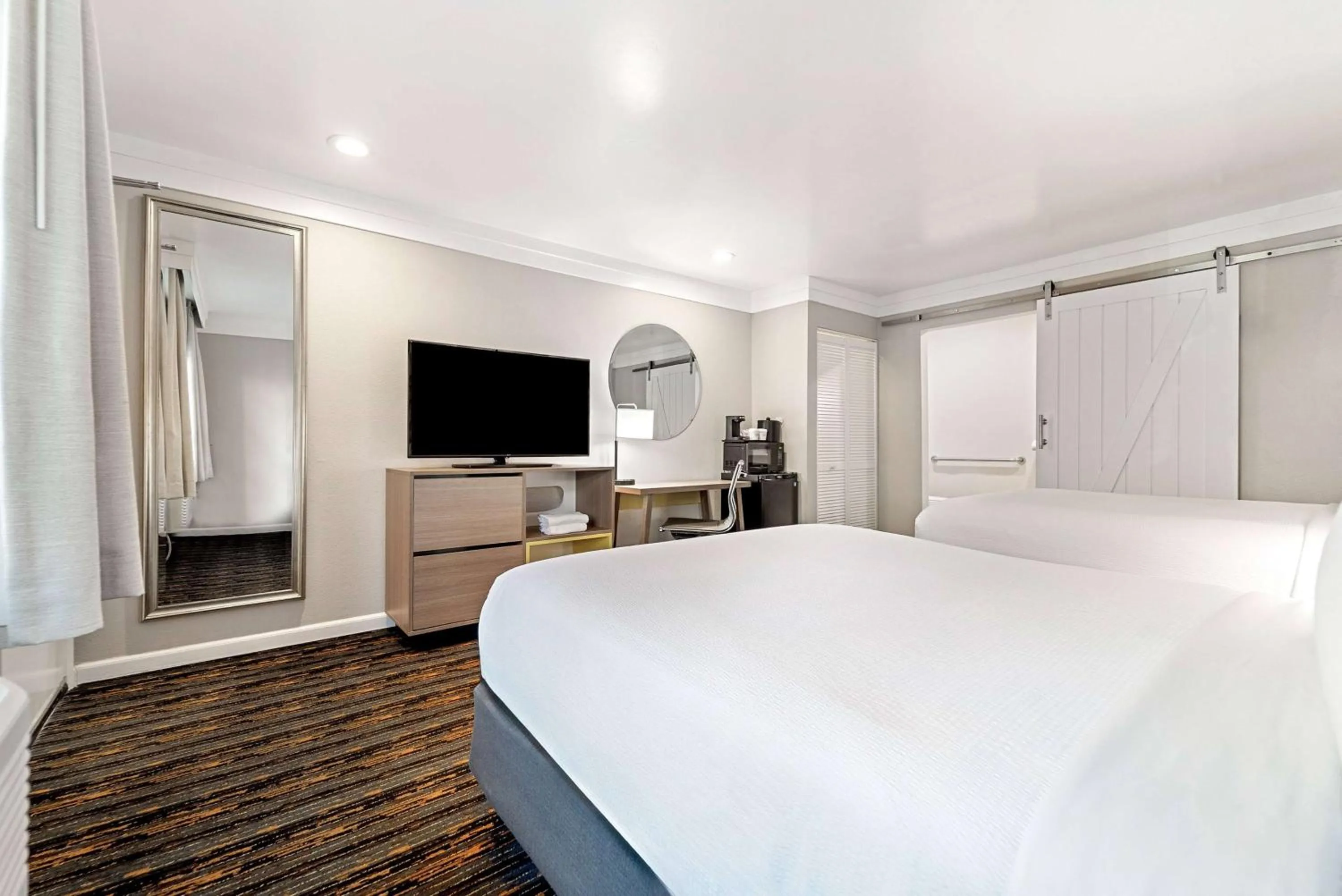 Photo of the whole room, Bed in Days Inn by Wyndham San Diego Hotel Circle