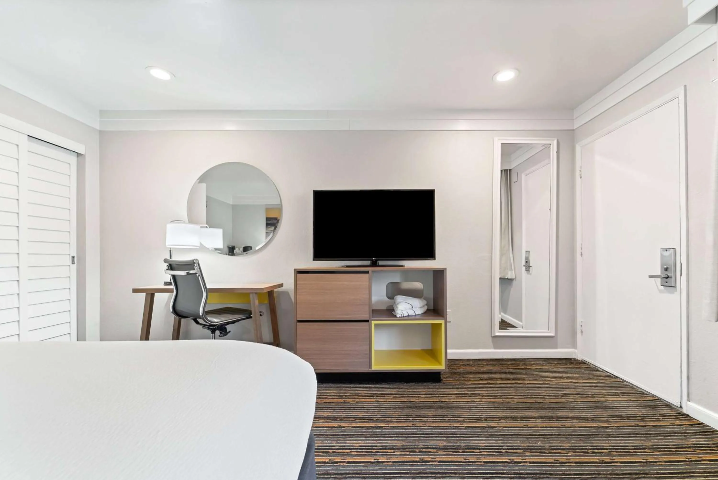 Photo of the whole room in Days Inn by Wyndham San Diego Hotel Circle