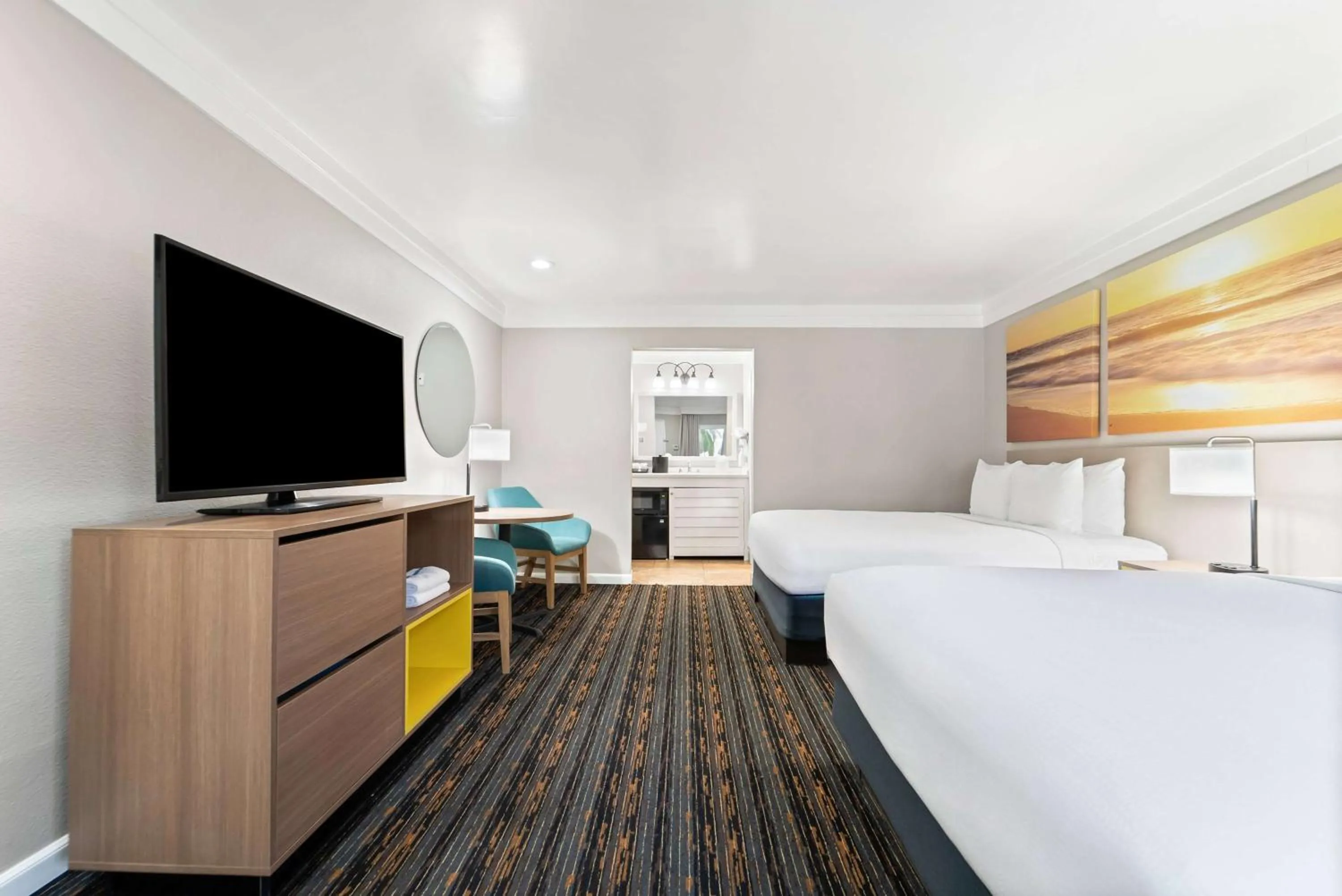 Photo of the whole room, Bed in Days Inn by Wyndham San Diego Hotel Circle