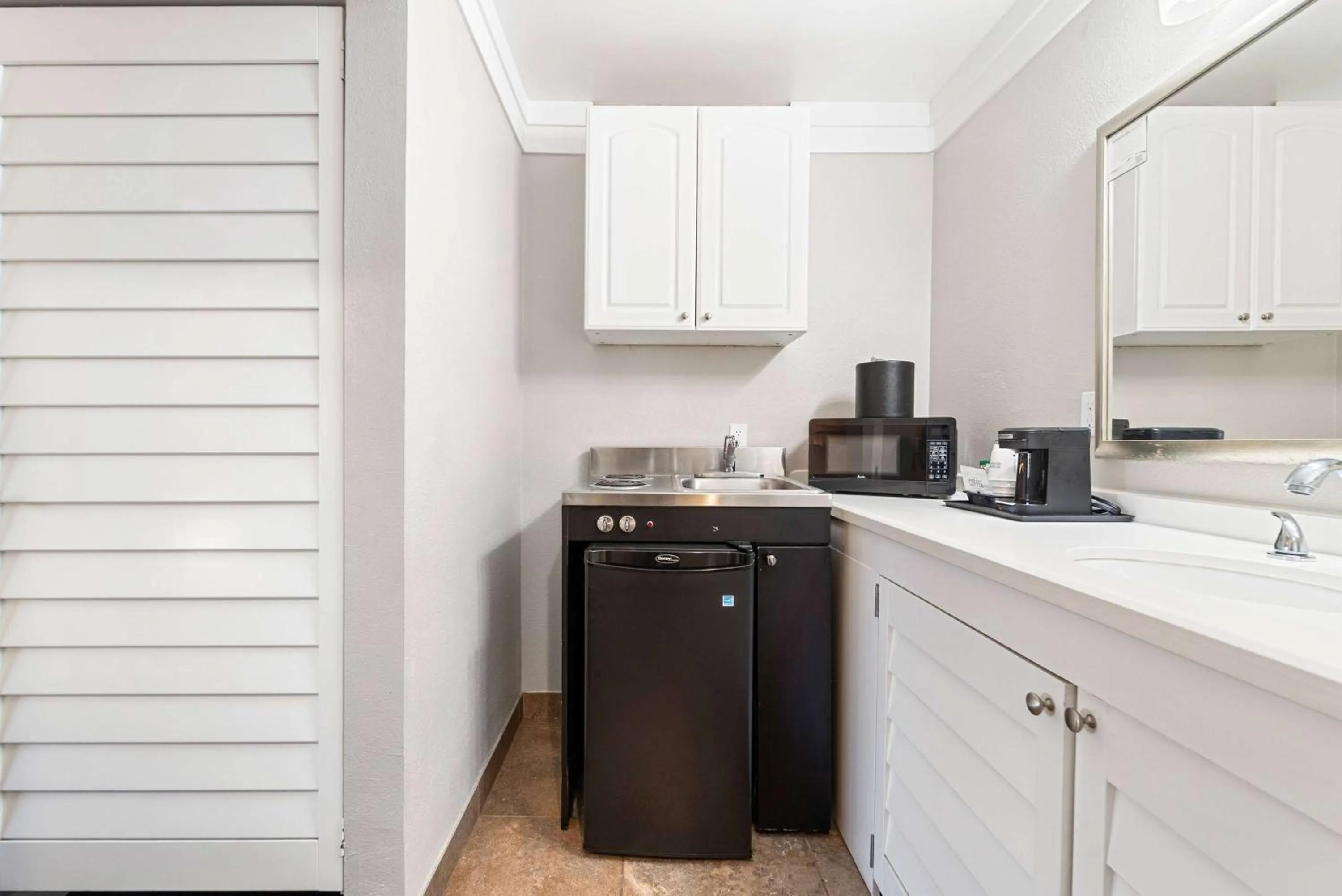 Photo of the whole room in Days Inn by Wyndham San Diego Hotel Circle