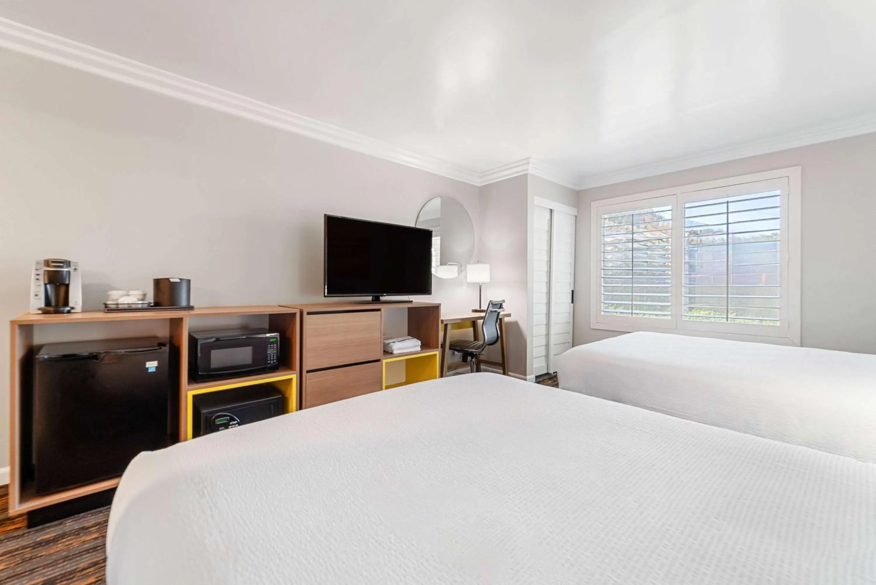 Photo of the whole room, Bed in Days Inn by Wyndham San Diego Hotel Circle