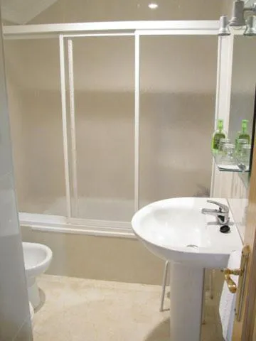 Bathroom in Hotel Restaurante Los Tulipanes