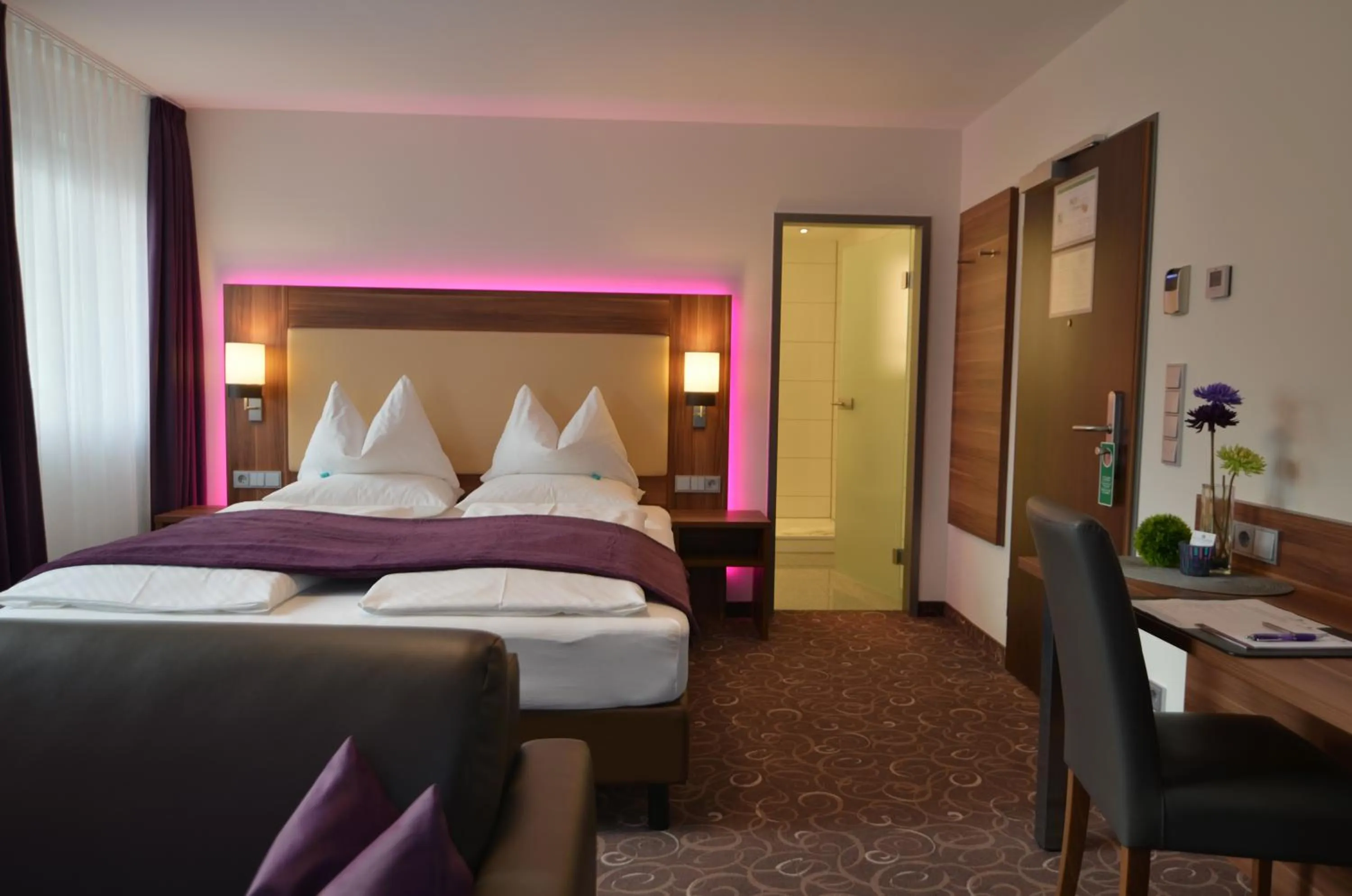 Photo of the whole room, Bed in Wohlfühl-Hotel Neu Heidelberg