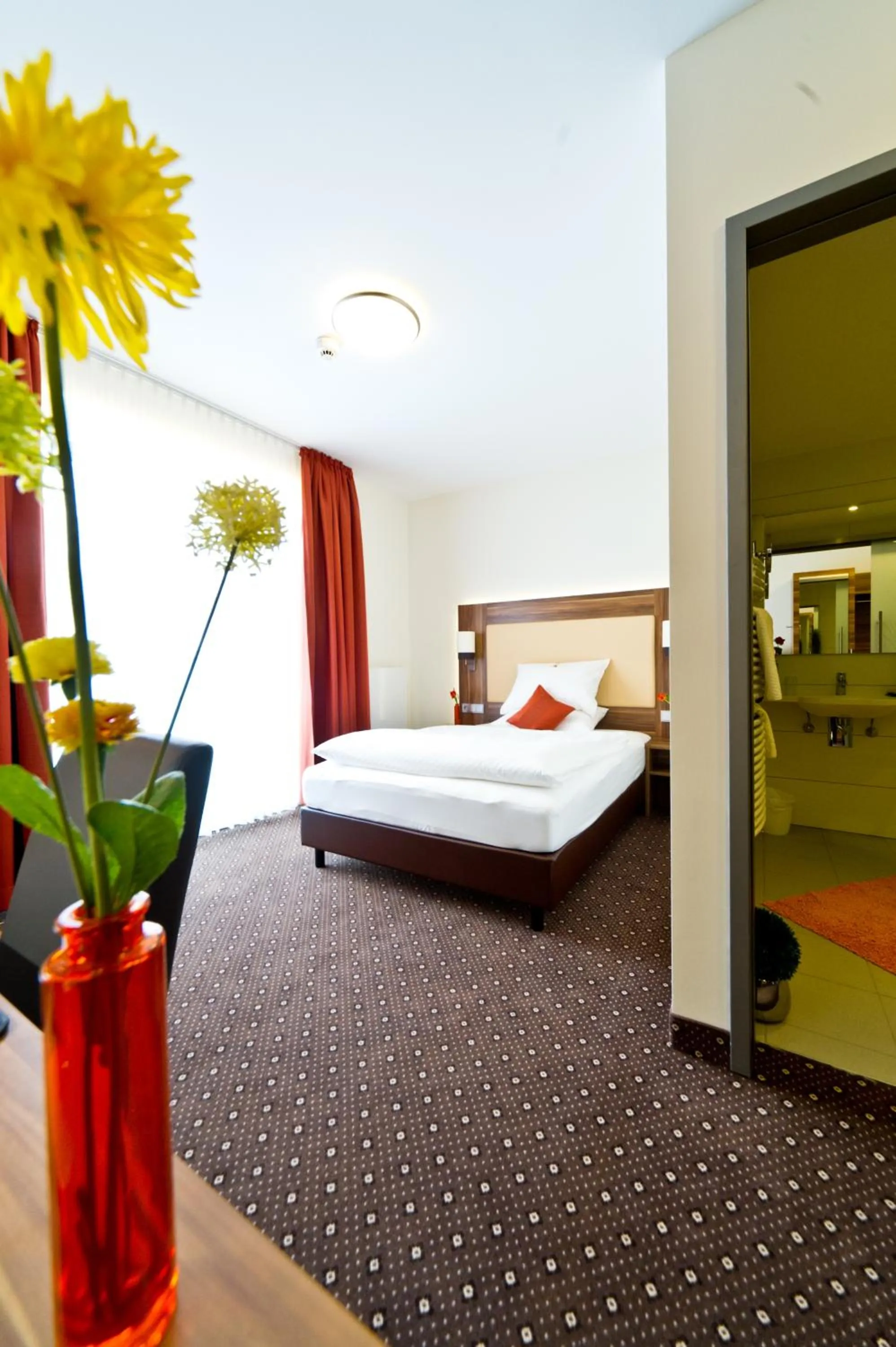 Photo of the whole room, Bed in Wohlfühl-Hotel Neu Heidelberg