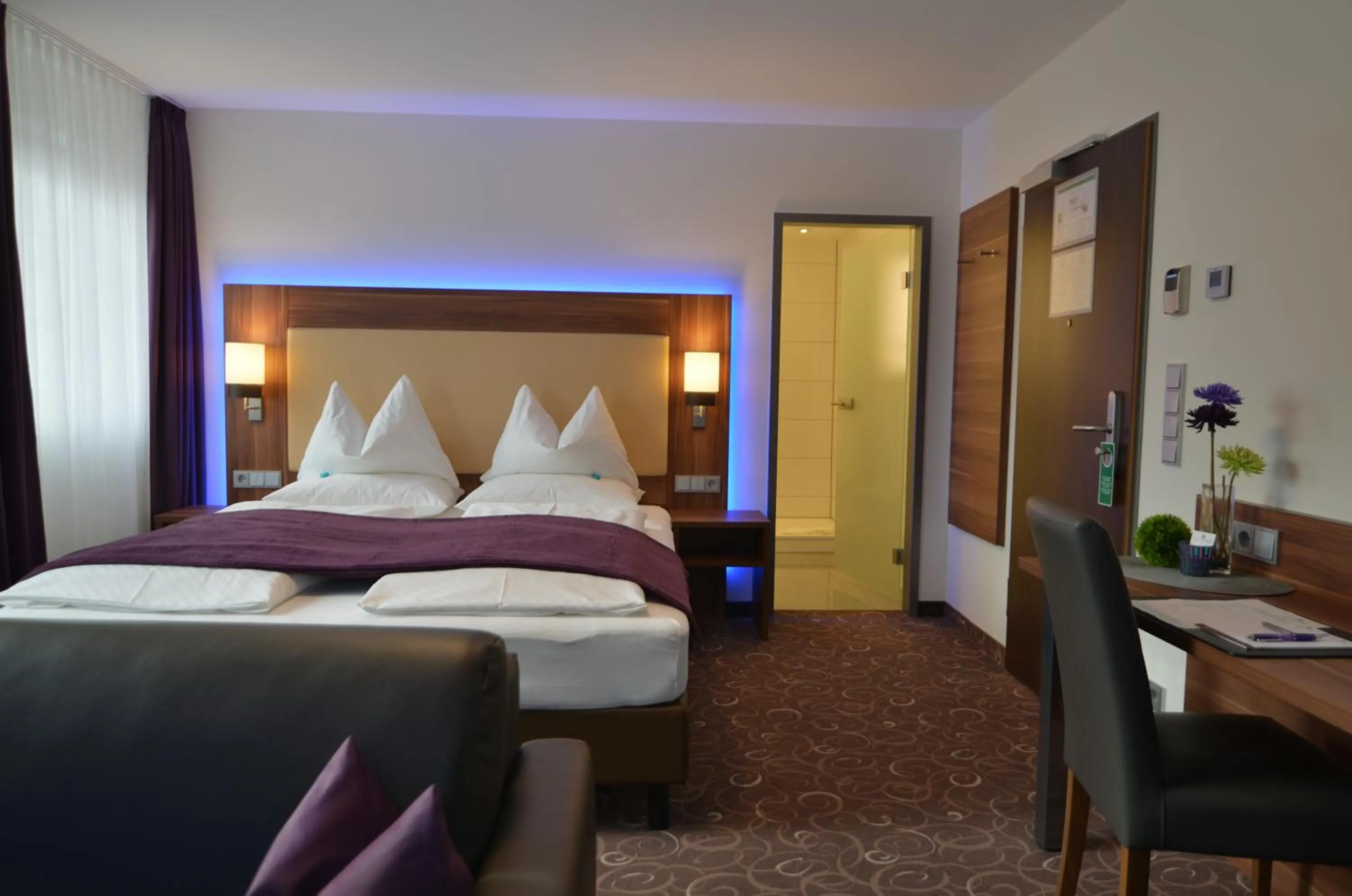 Photo of the whole room, Bed in Wohlfühl-Hotel Neu Heidelberg