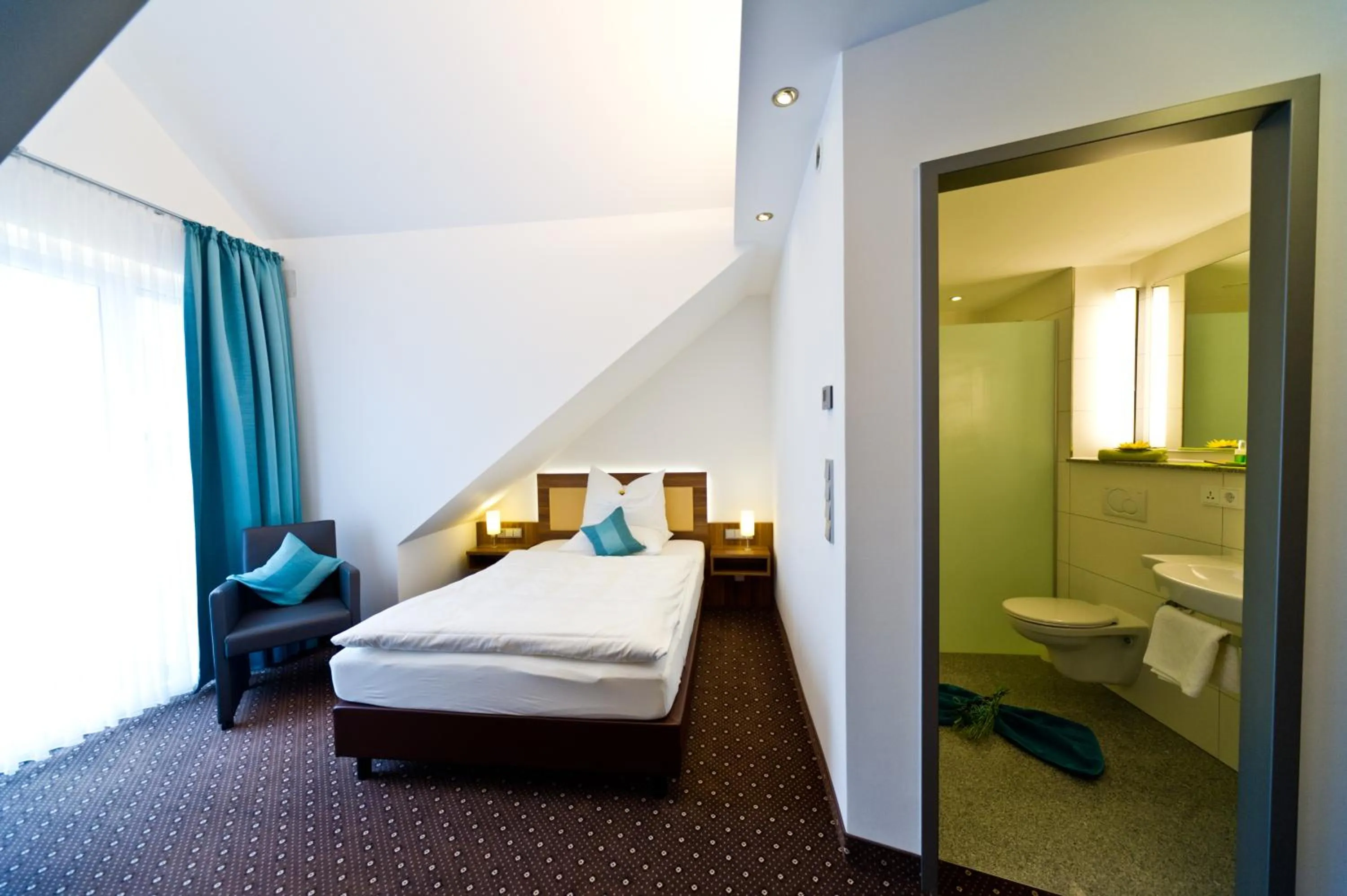 Photo of the whole room, Bed in Wohlfühl-Hotel Neu Heidelberg