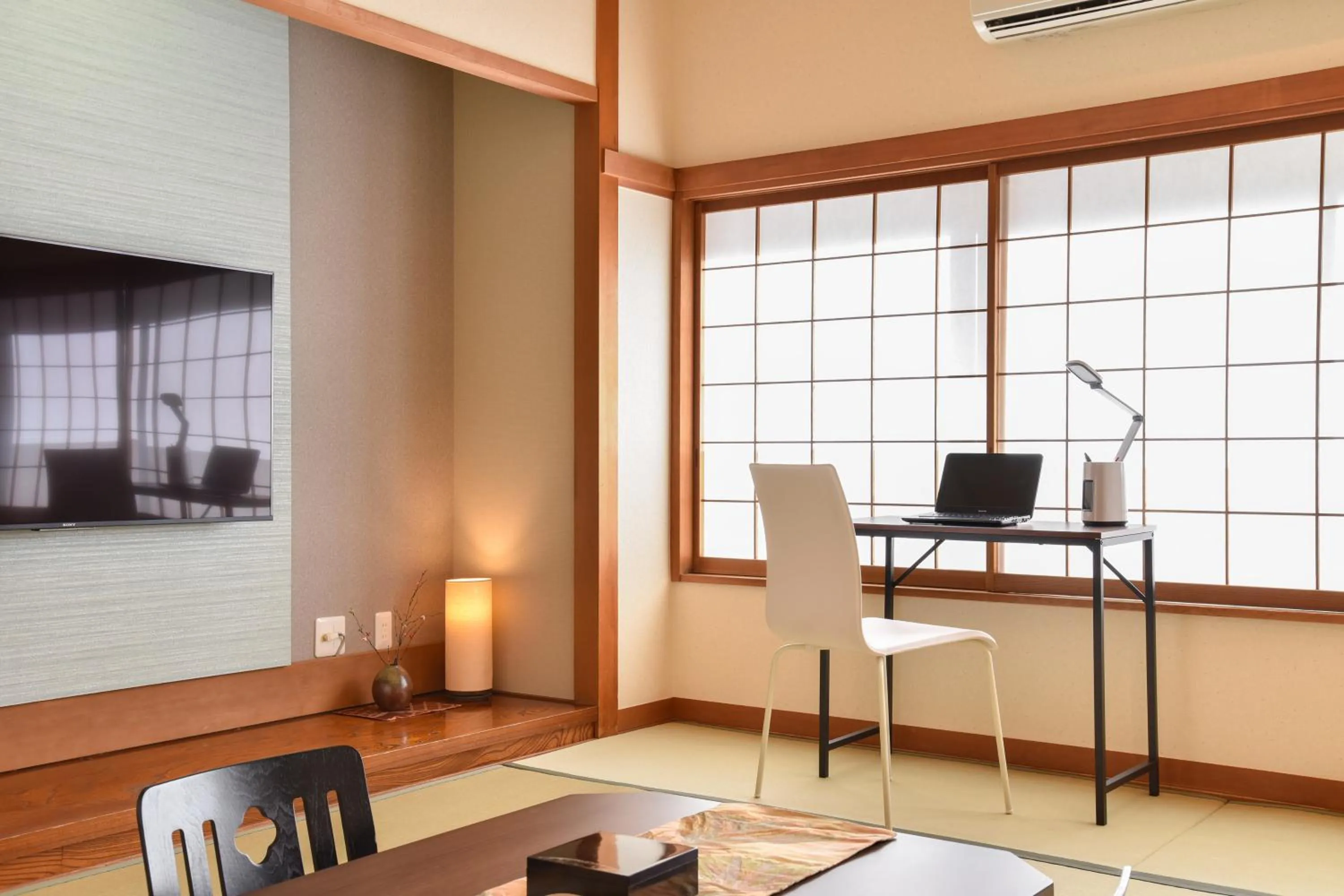 Photo of the whole room in Kokuya