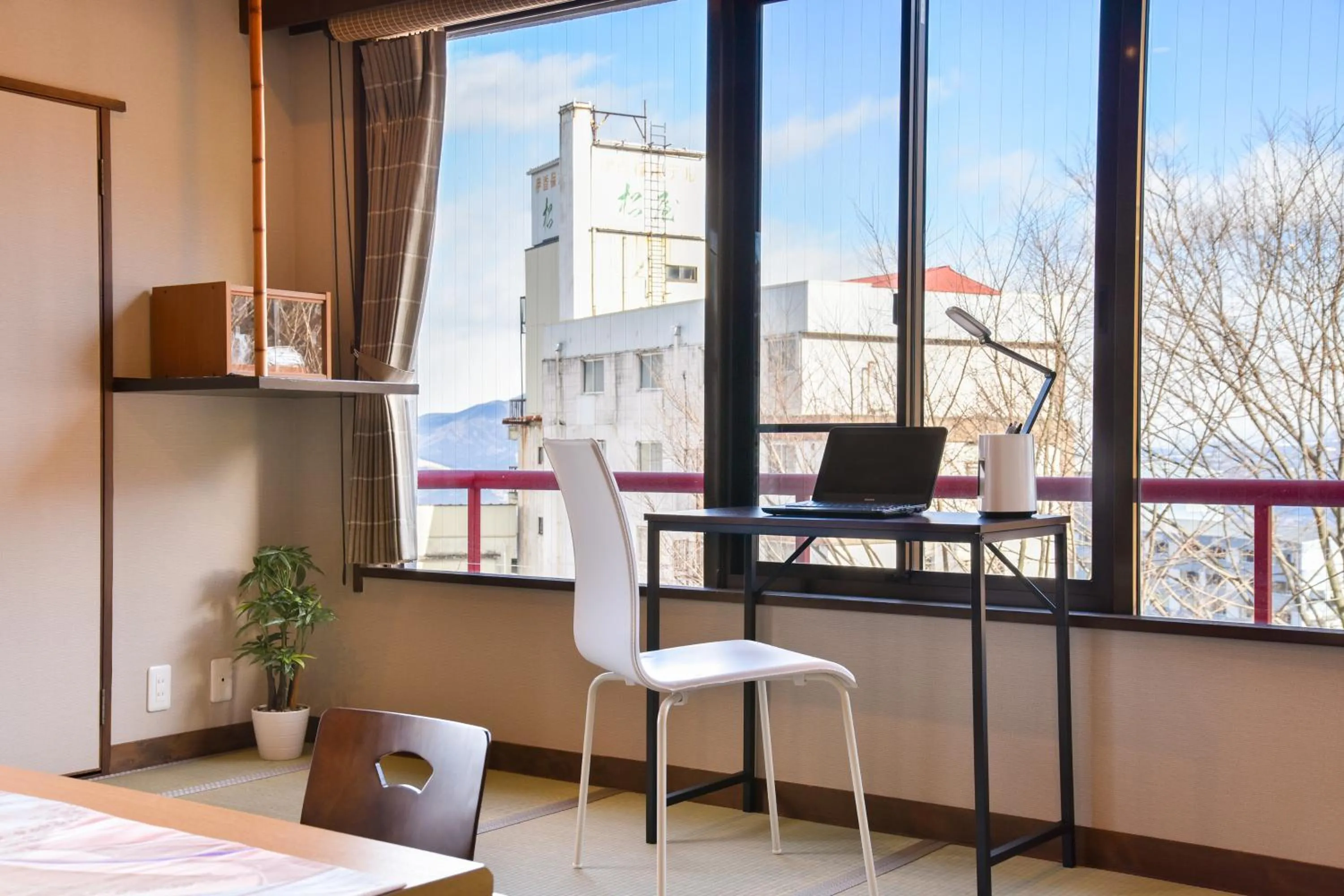 Photo of the whole room in Kokuya