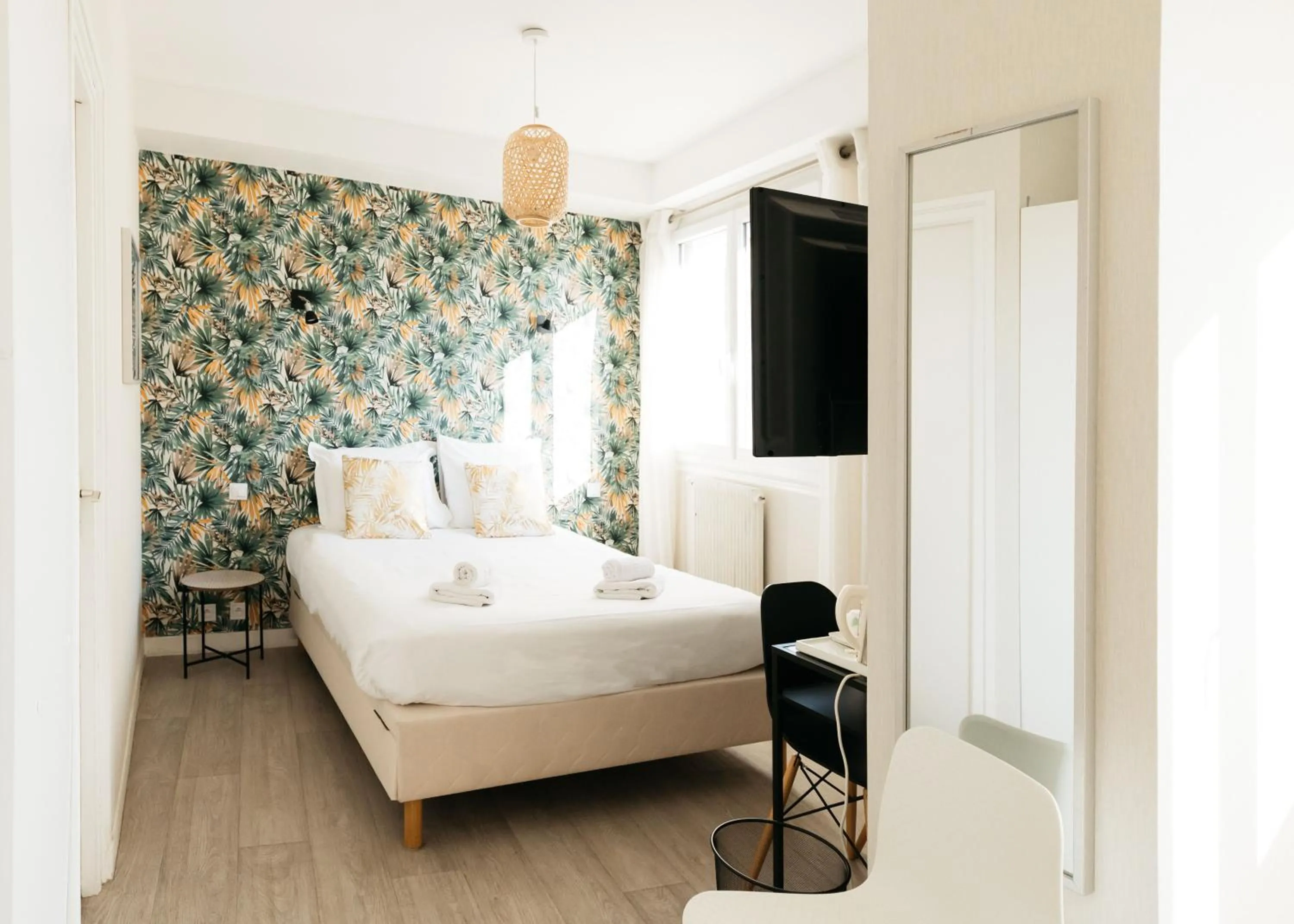 Photo of the whole room, Bed in Hôtel Restaurant La Voile - Le Dock'er